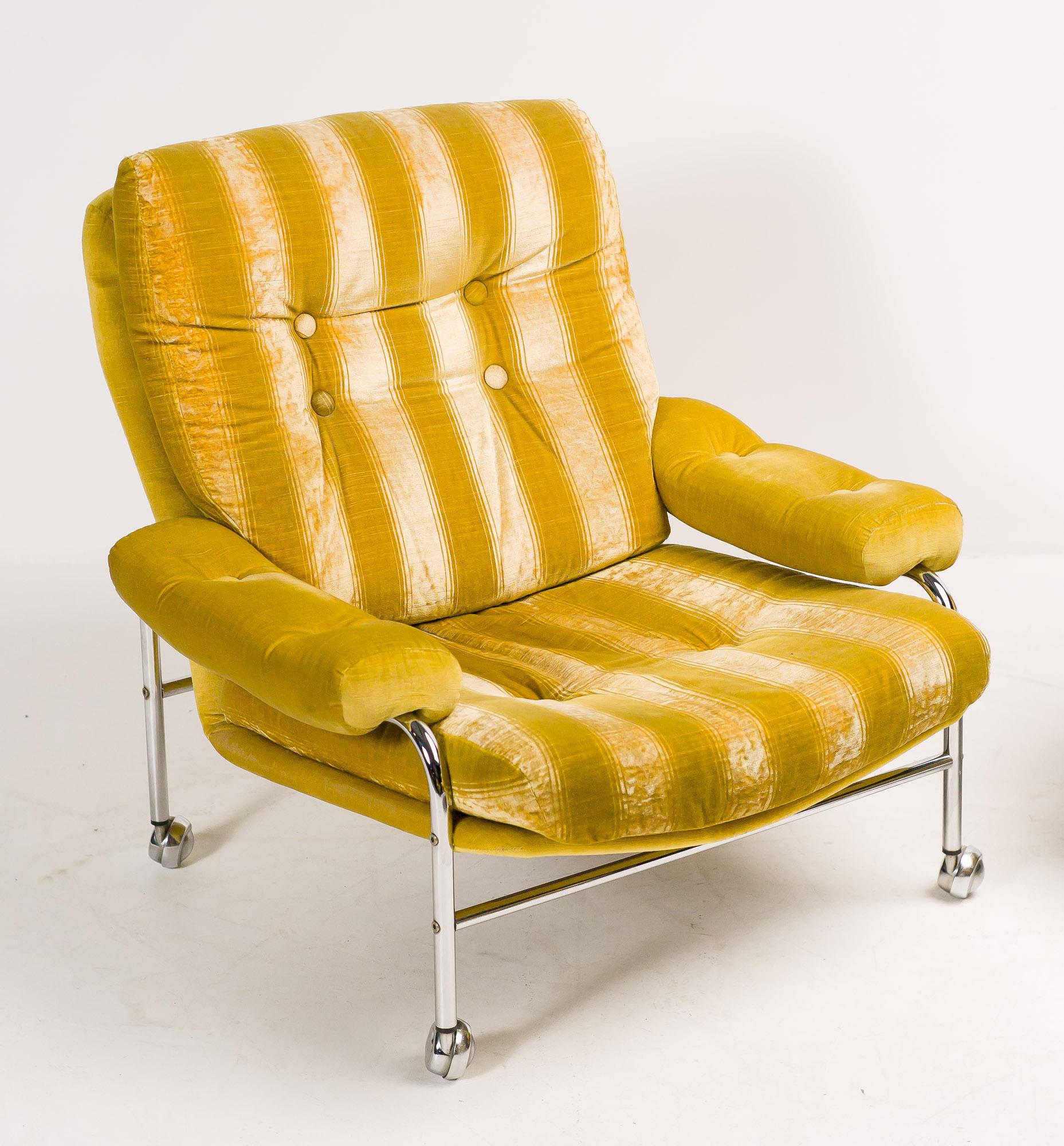 Spectacular set of four Karin chairs in great vintage 1960s condition with the original two-tone velvet upholstery.
Free of any odours or stains, just some slight wear to the fabric on some of the buttons.