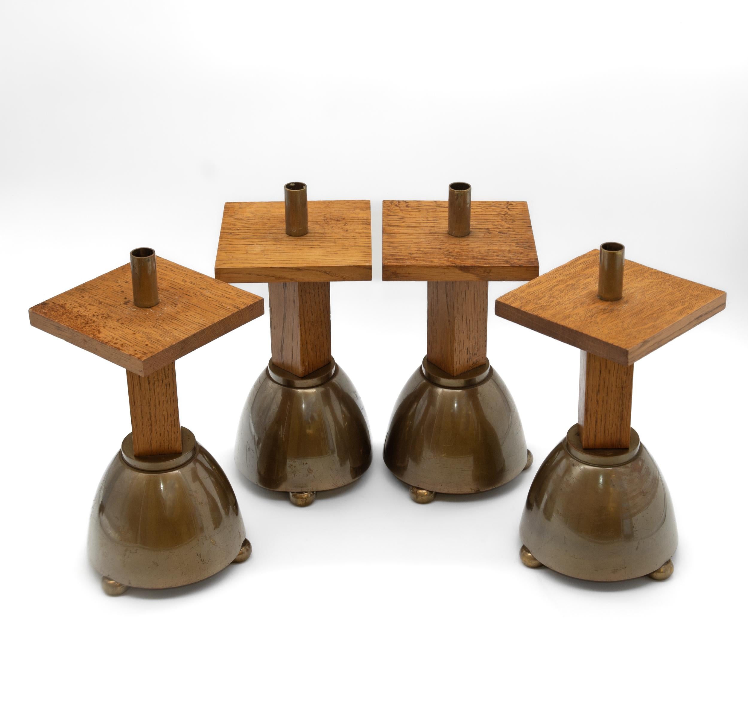 Un set di quattro candelieri brutalisti in ottone e rovere massiccio. Circa 1970.

La finitura presenta alcuni segni d'uso, come previsto dall'età e dall'utilizzo, mentre l'ottone presenta la patina originale.

La consegna è inclusa nel Regno Unito.
