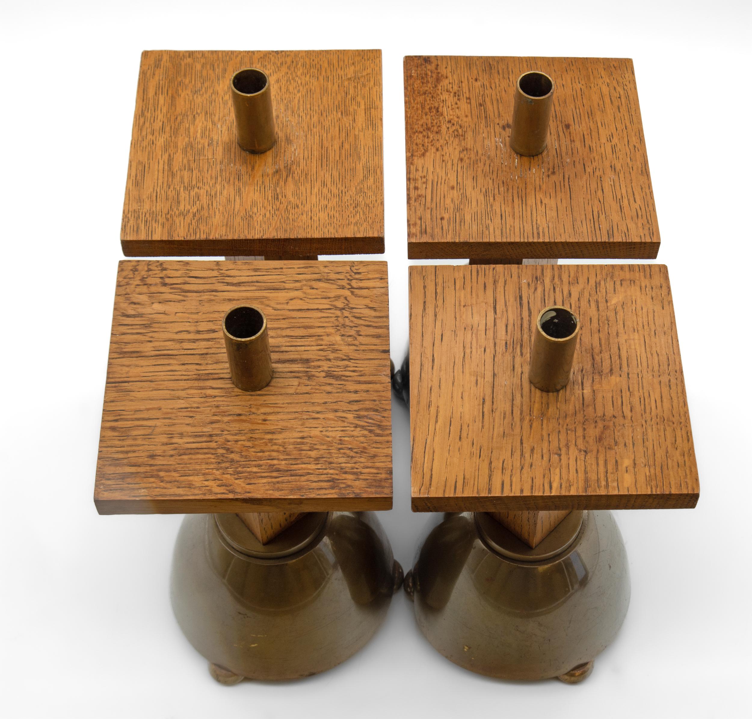 Brutalismo Set di quattro candelieri brutalisti degli anni '70 in Oak e ottone in vendita