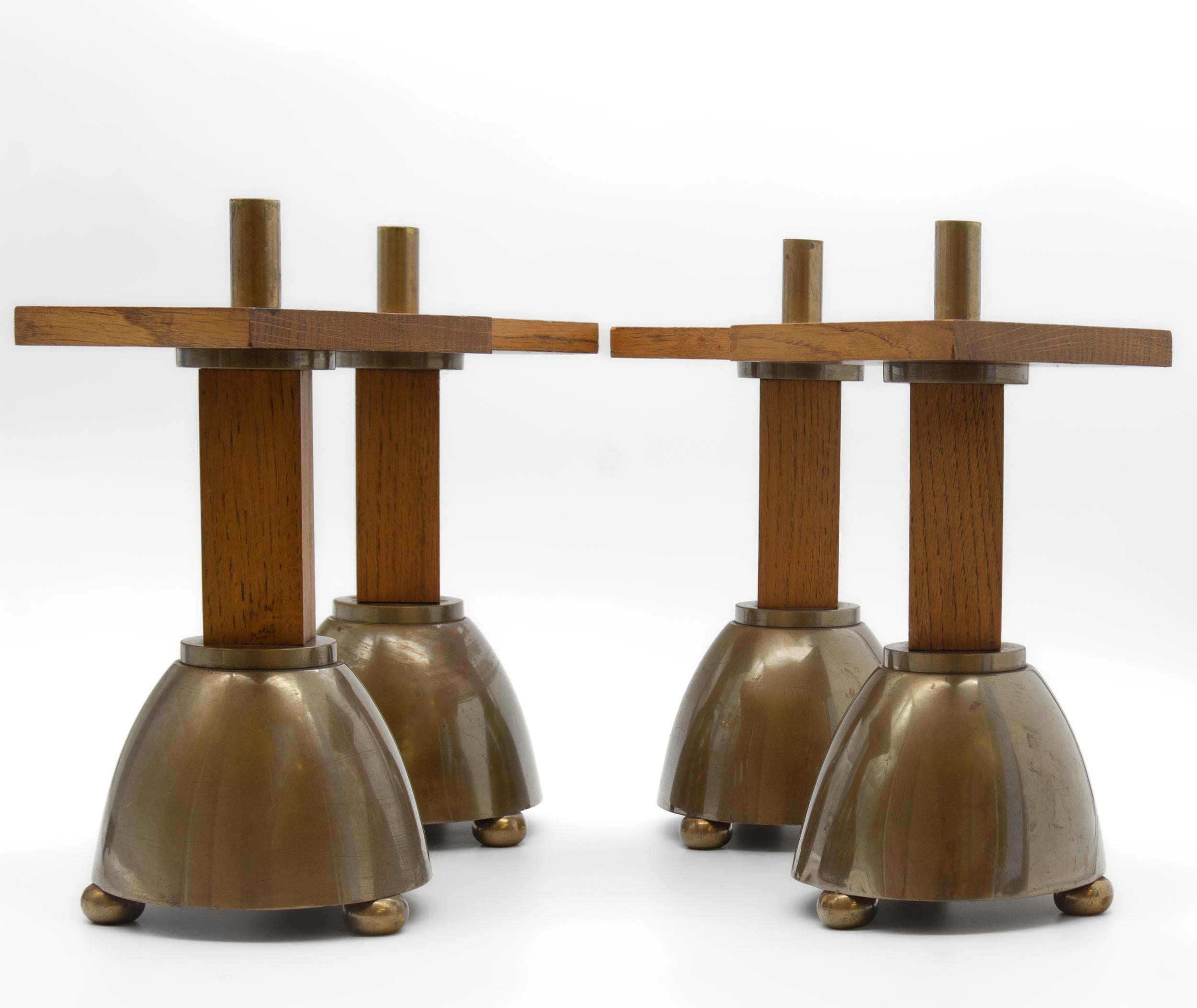 Europeo Set di quattro candelieri brutalisti degli anni '70 in Oak e ottone in vendita