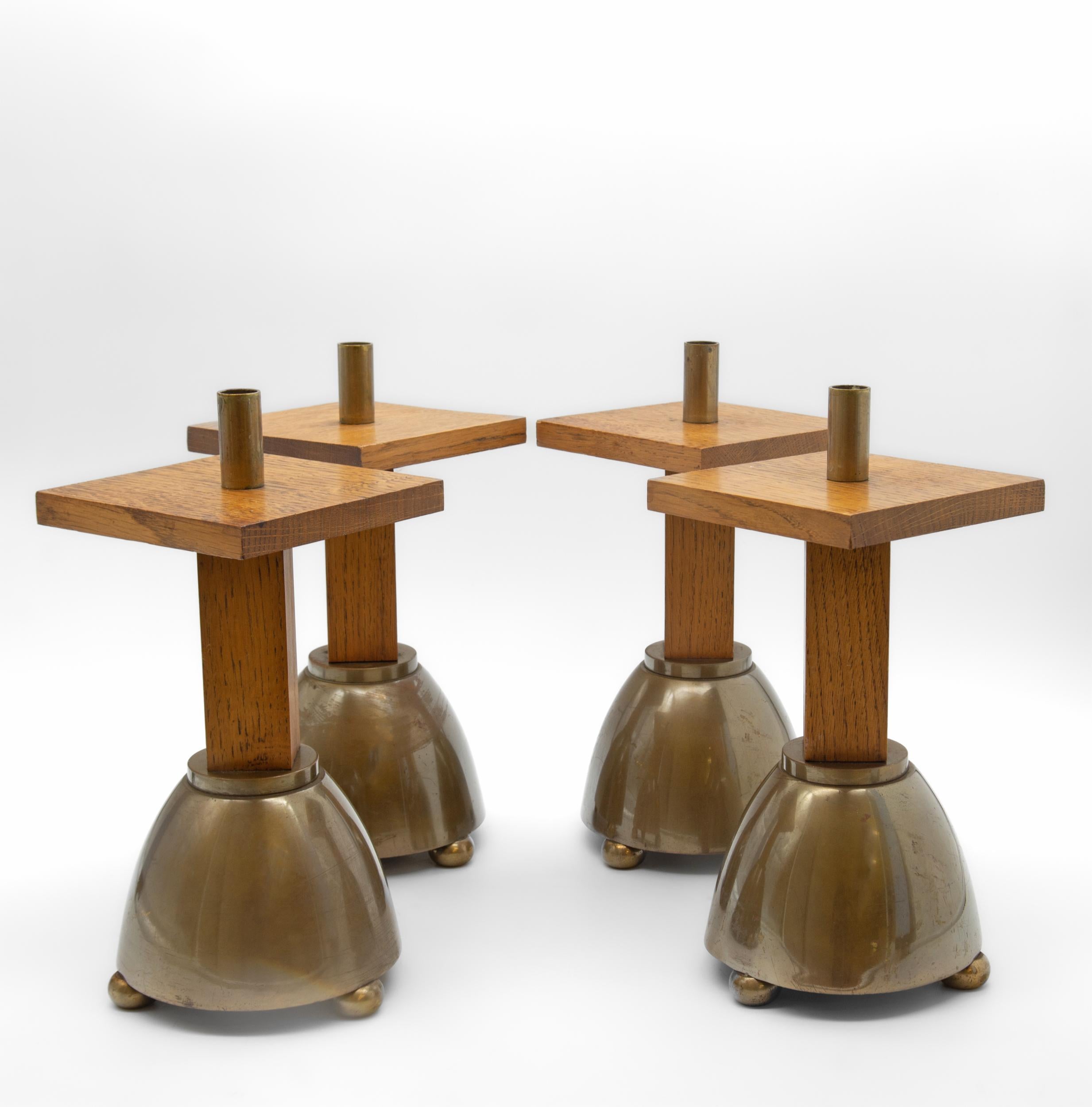 Fine XX secolo Set di quattro candelieri brutalisti degli anni '70 in Oak e ottone in vendita