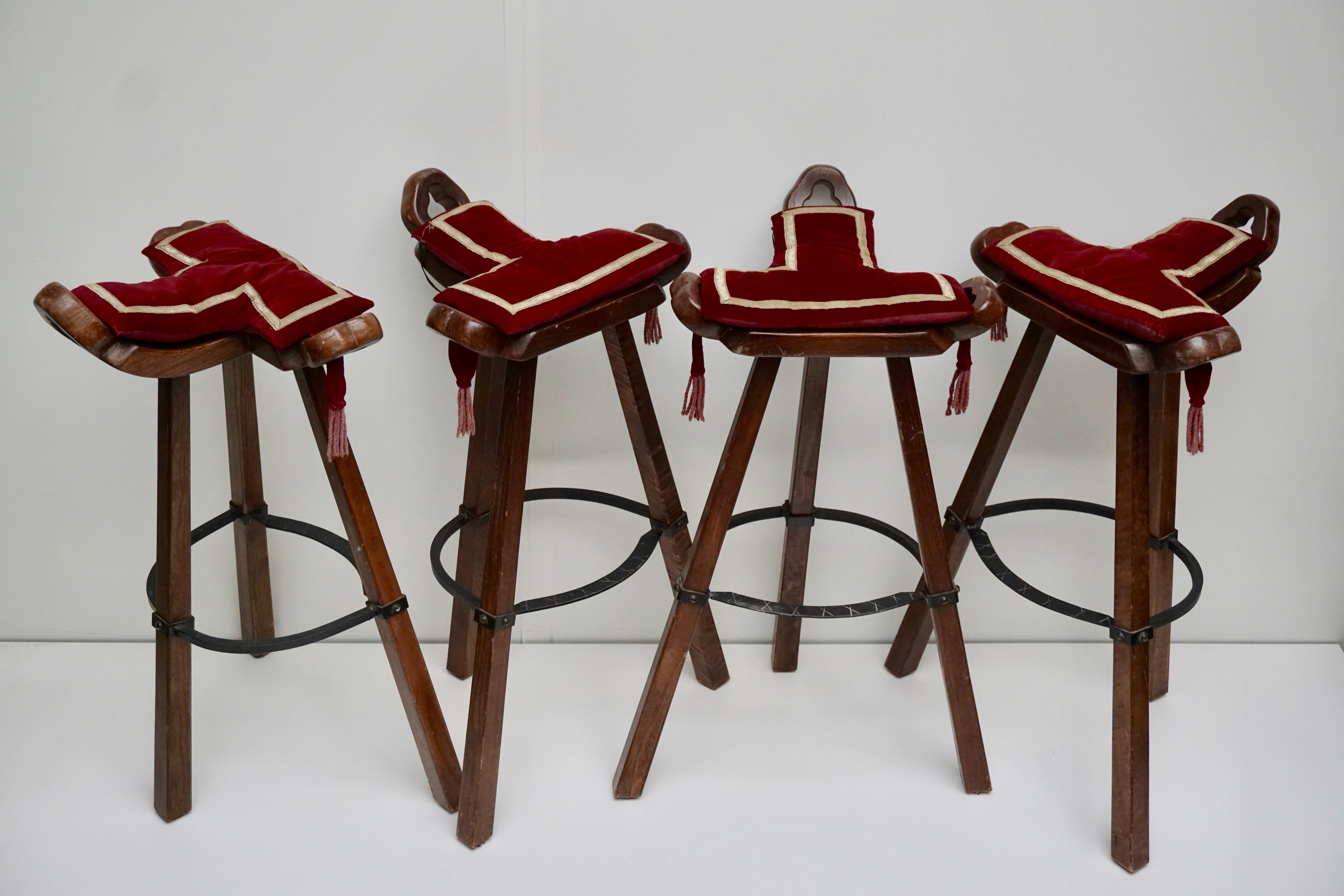 Set of 4 Sergio Rodrigues style Brutalist three-legged bar stools in dark oak with iron footrests.


Set of four 'Brutalist' or 'Marbella' bar stools, in stained beech and metal, Spain, 1970s. A curved T-shape with three handles. The curved form