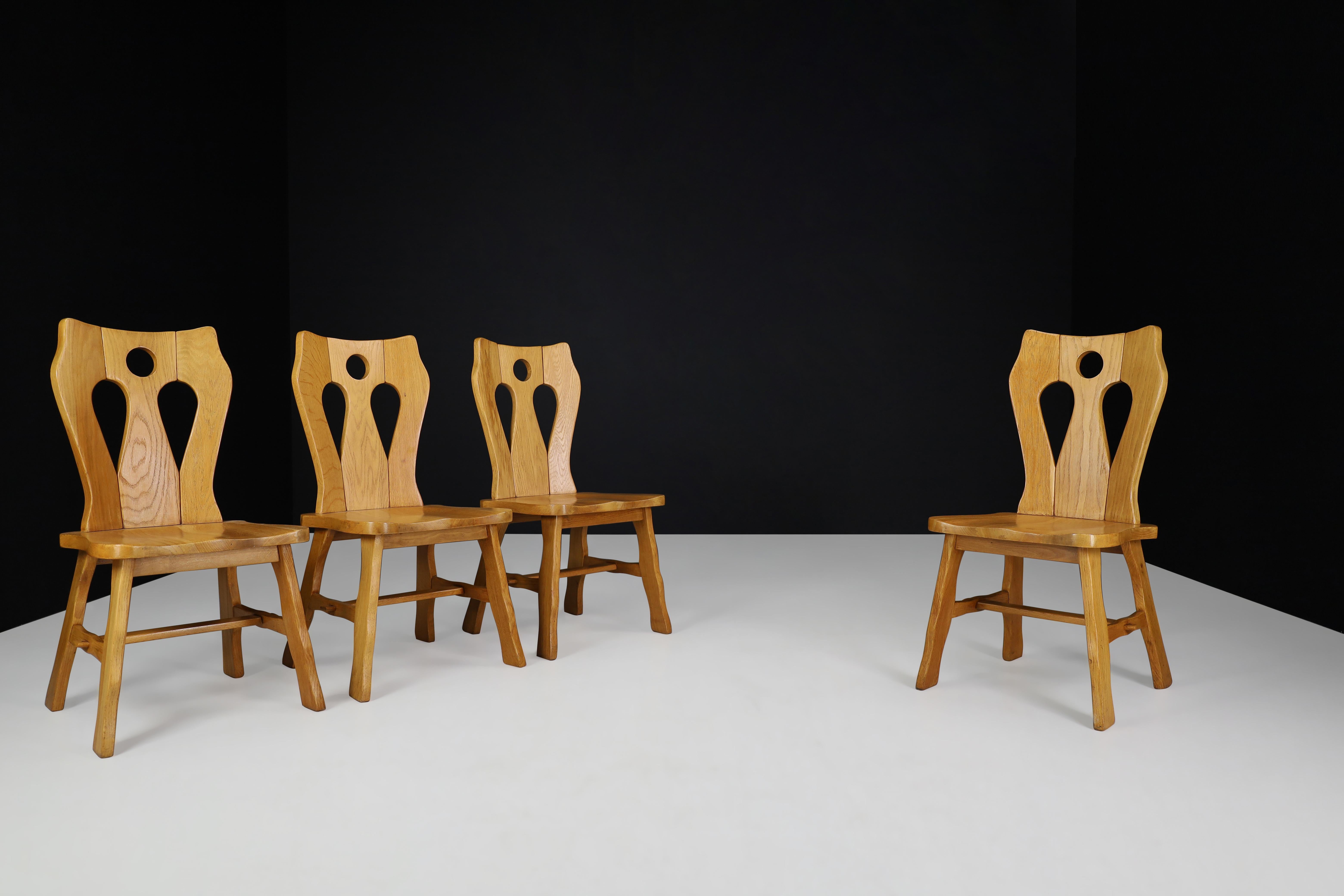 Sillas de comedor escultóricas de roble rubio, Bélgica, años 60

Presentamos un llamativo conjunto de cuatro esculturales sillas de comedor fabricadas en un precioso roble rubio, procedente de Bélgica en la década de 1960. Cada silla se construye