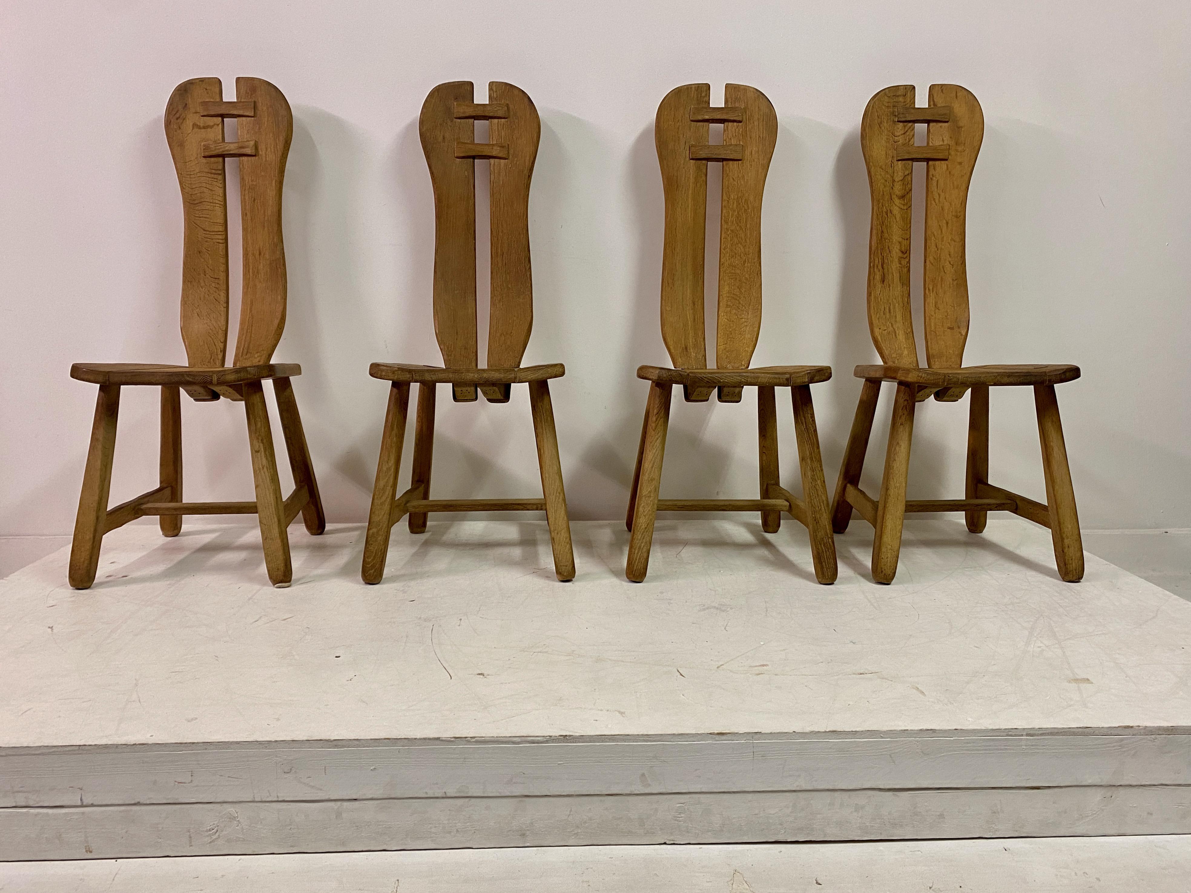 Ensemble de quatre chaises de salle à manger

Par De Puydt

Chêne

Style brutaliste

Belgique années 1960

Hauteur d'assise 45cm