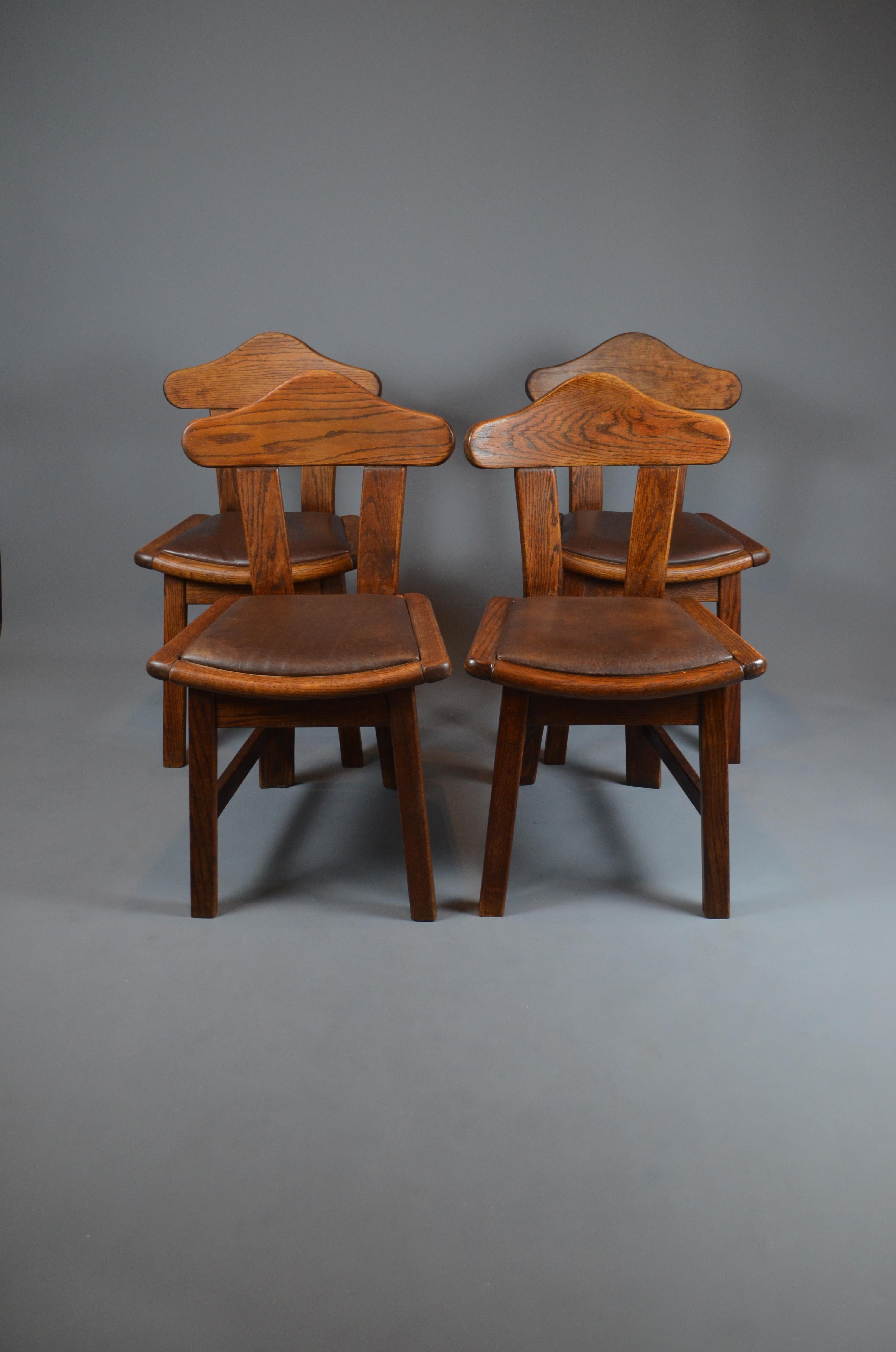 Questo eccezionale set di quattro sedie da pranzo, realizzate in rovere massiccio, incarna l'estetica robusta e senza tempo del design olandese di metà secolo. Risalenti agli anni '60, queste sedie presentano uno schienale splendidamente scolpito