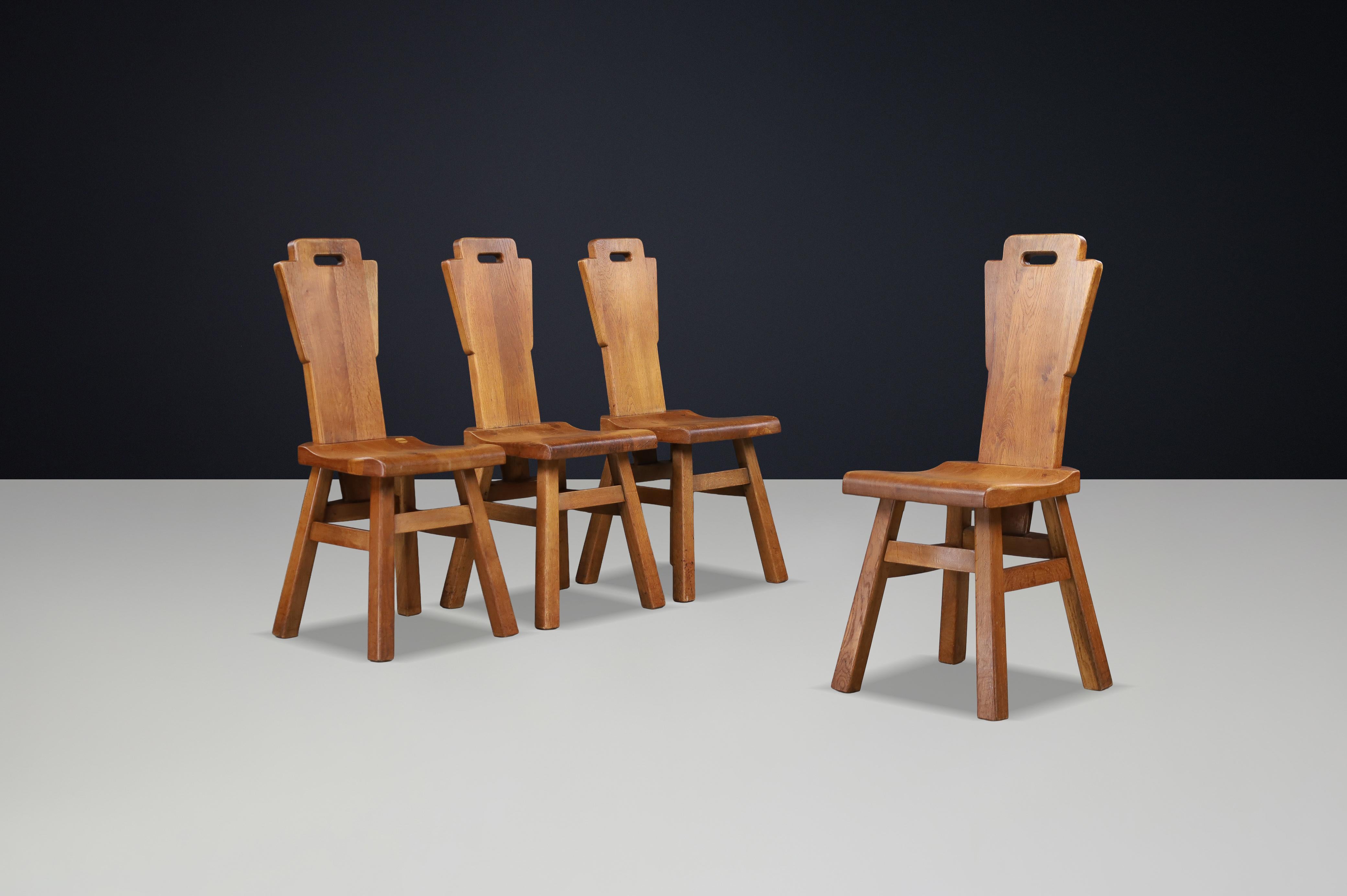 Satz von vier brutalistischen Eichen-Esszimmerstühlen, Belgien, 1960er Jahre

Dieses authentische Set aus vier massiven Eichenstühlen verkörpert perfekt die ausdrucksstarke Geometrie und handwerkliche Ehrlichkeit des belgischen Brutalismus-Designs