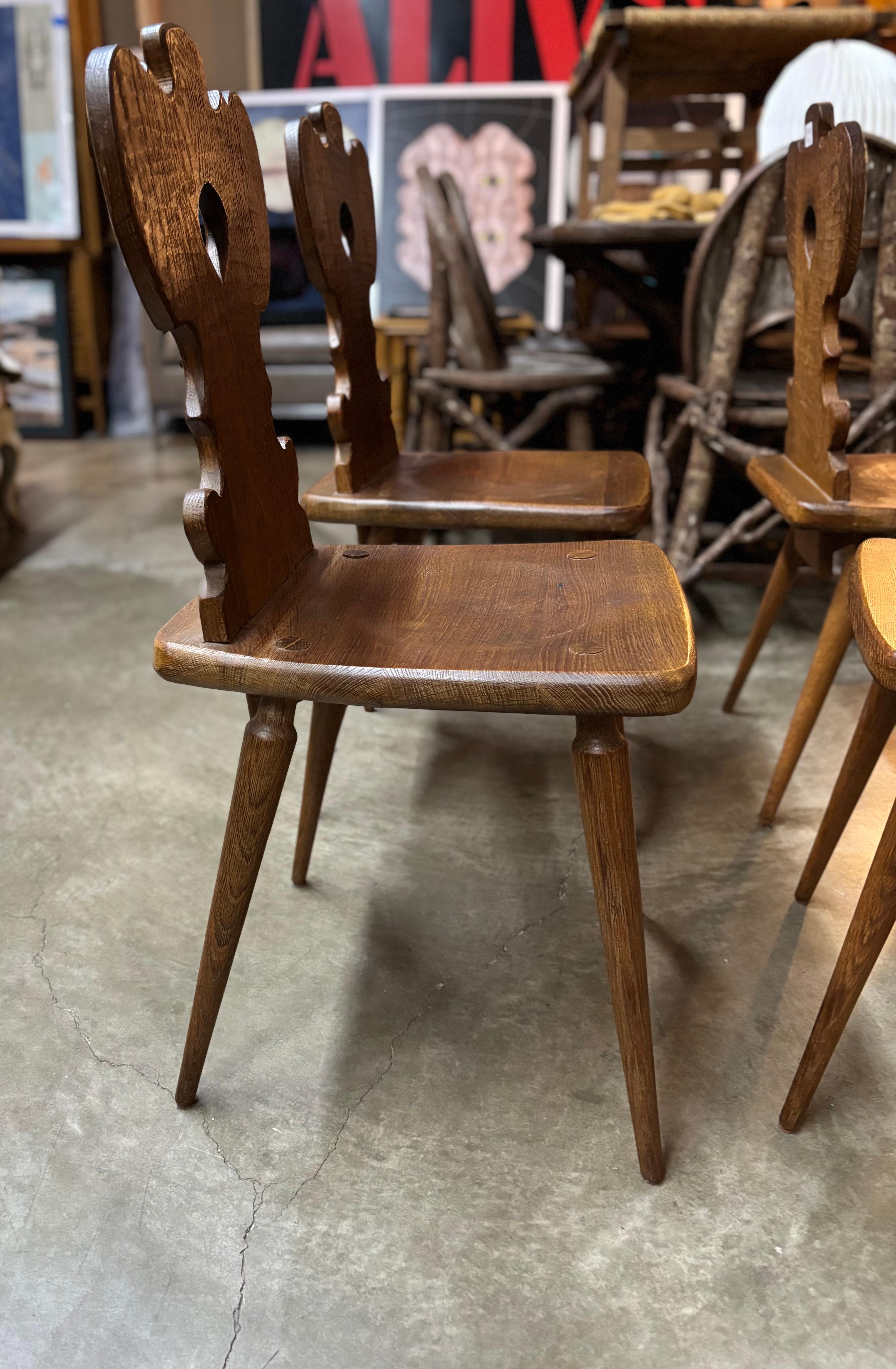 Brutalisme Ensemble de quatre chaises de salle à manger en chêne brutaliste, Belgique, vers les années 1940 en vente