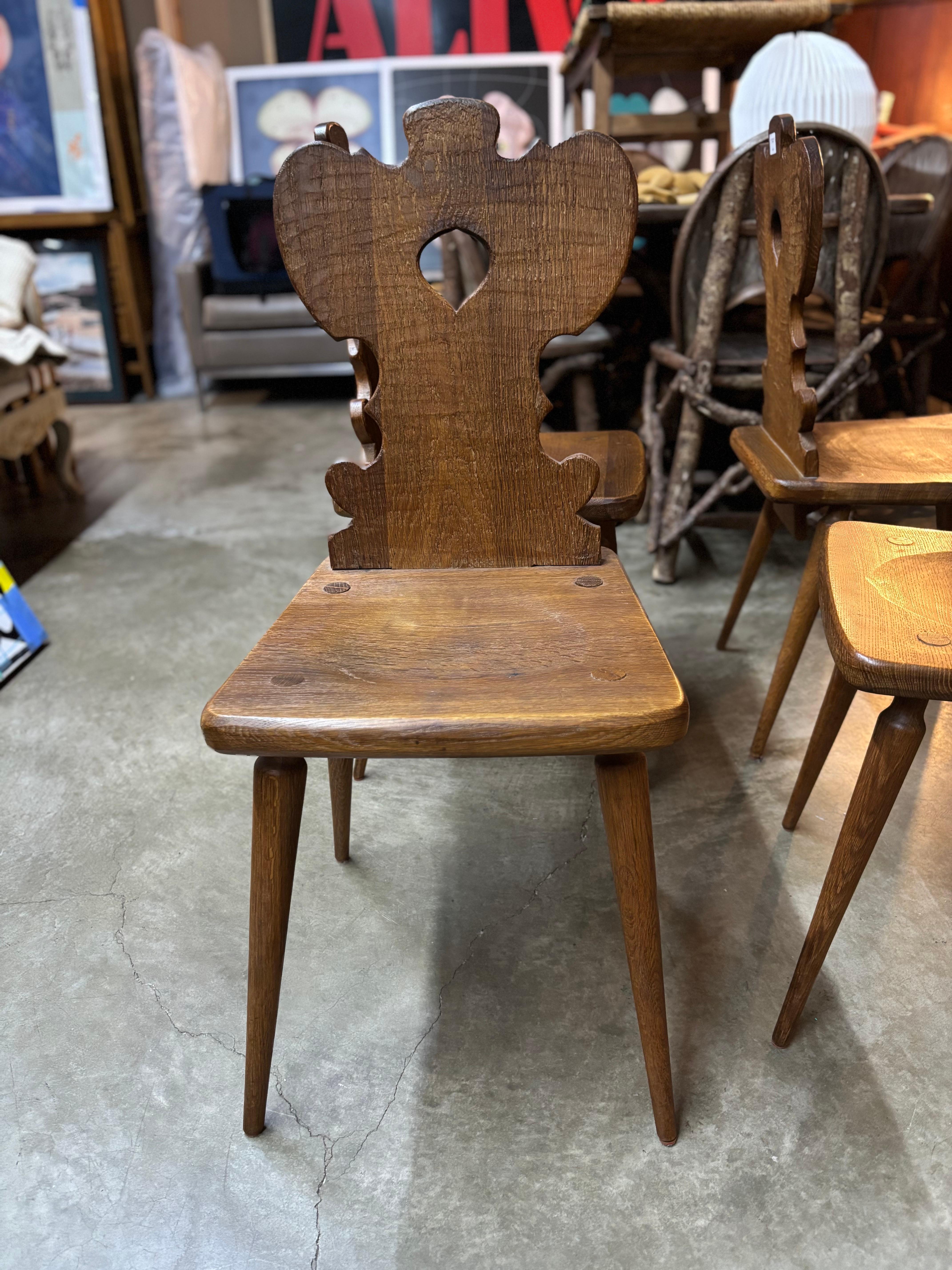 Belge Ensemble de quatre chaises de salle à manger en chêne brutaliste, Belgique, vers les années 1940 en vente