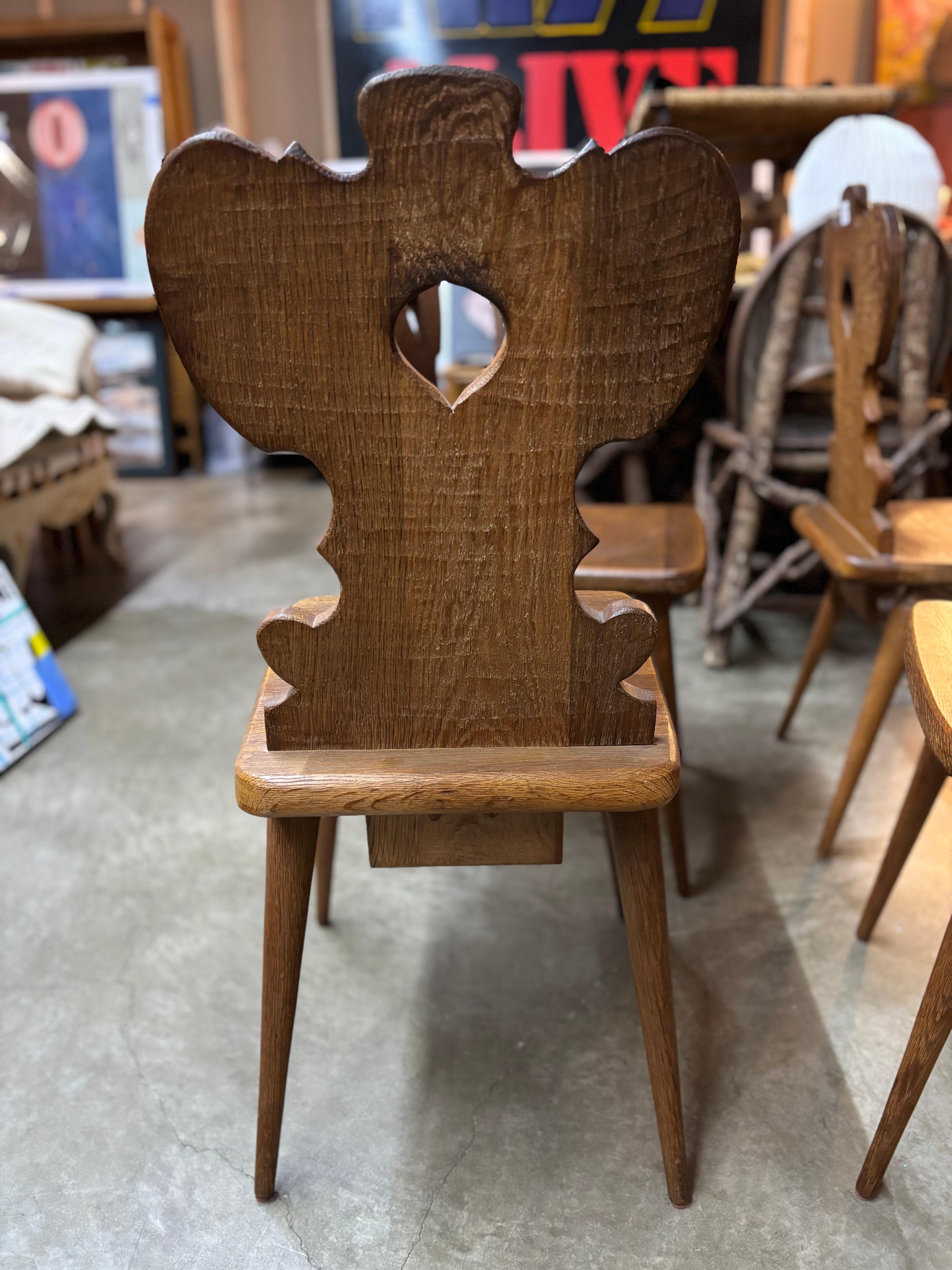 Ensemble de quatre chaises de salle à manger en chêne brutaliste, Belgique, vers les années 1940 Bon état - En vente à San Antonio, TX