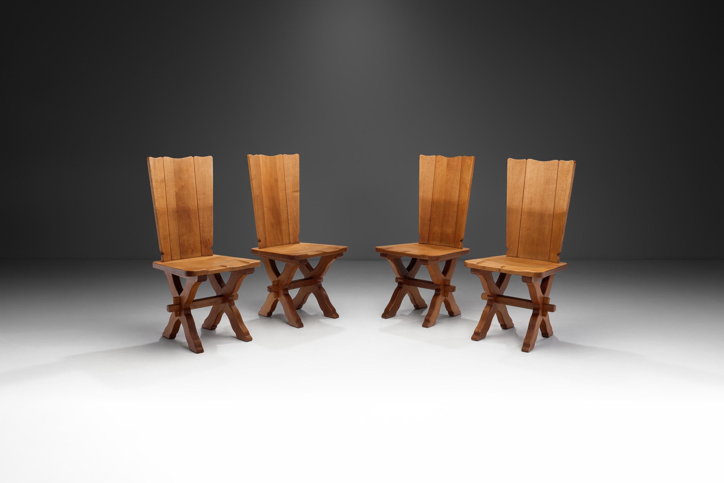 Dank der flachen, geradlinigen Einrichtung, der von Erdtönen inspirierten Farbpalette und den wenigen Verzierungen passt der minimalistische brutalistische Designstil zu einer Vielzahl von Innenräumen. Dieses Set strahlt durch seine stilvollen, aber