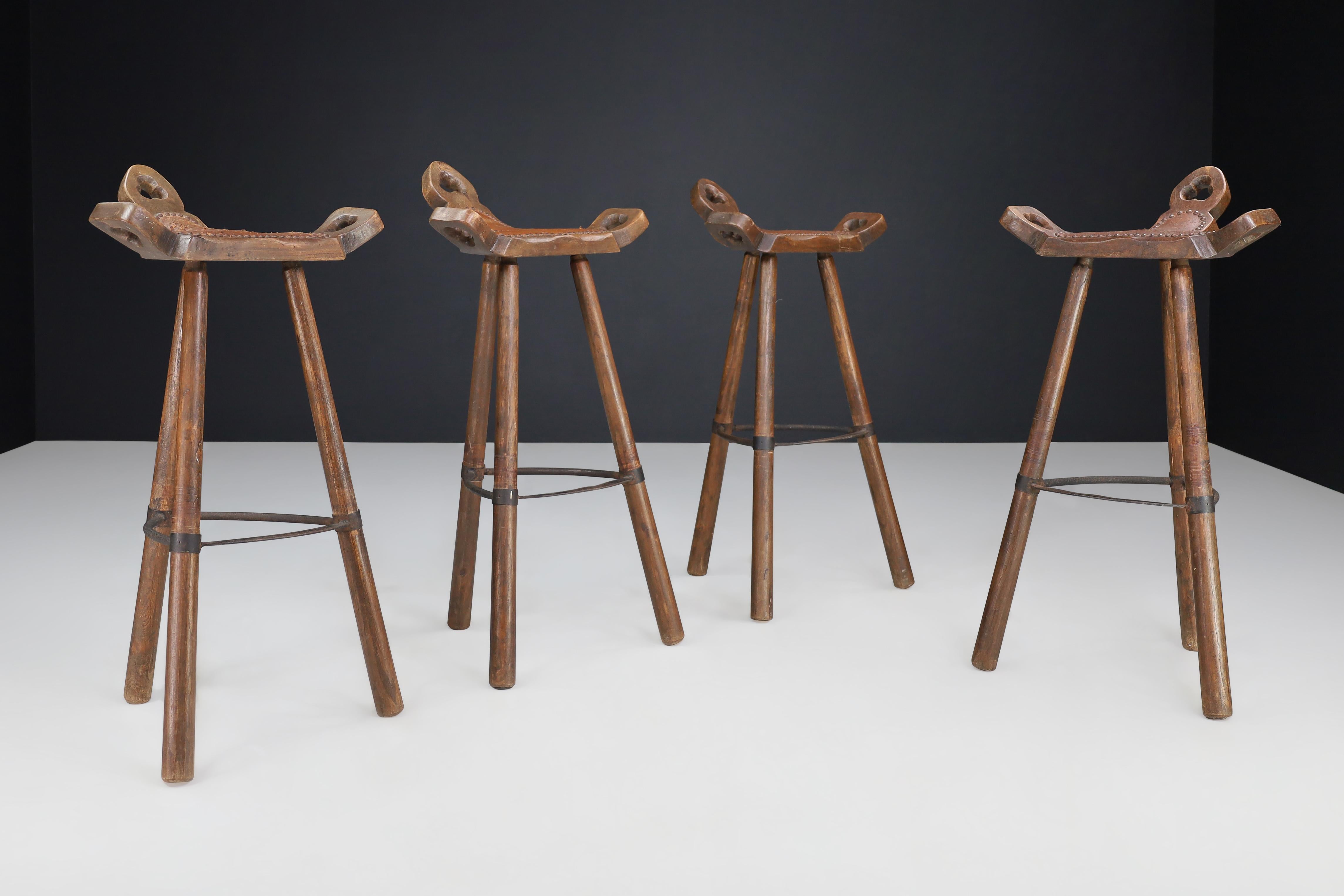 Set of Four Brutalist Stained Beech and Leather Bar Stools, Spain 1970s

Get your hands on these unique and stylish Spanish bar stools from the 1970s! Crafted from stained beech wood, leather, and metal, these stools boast a distinct T-shape