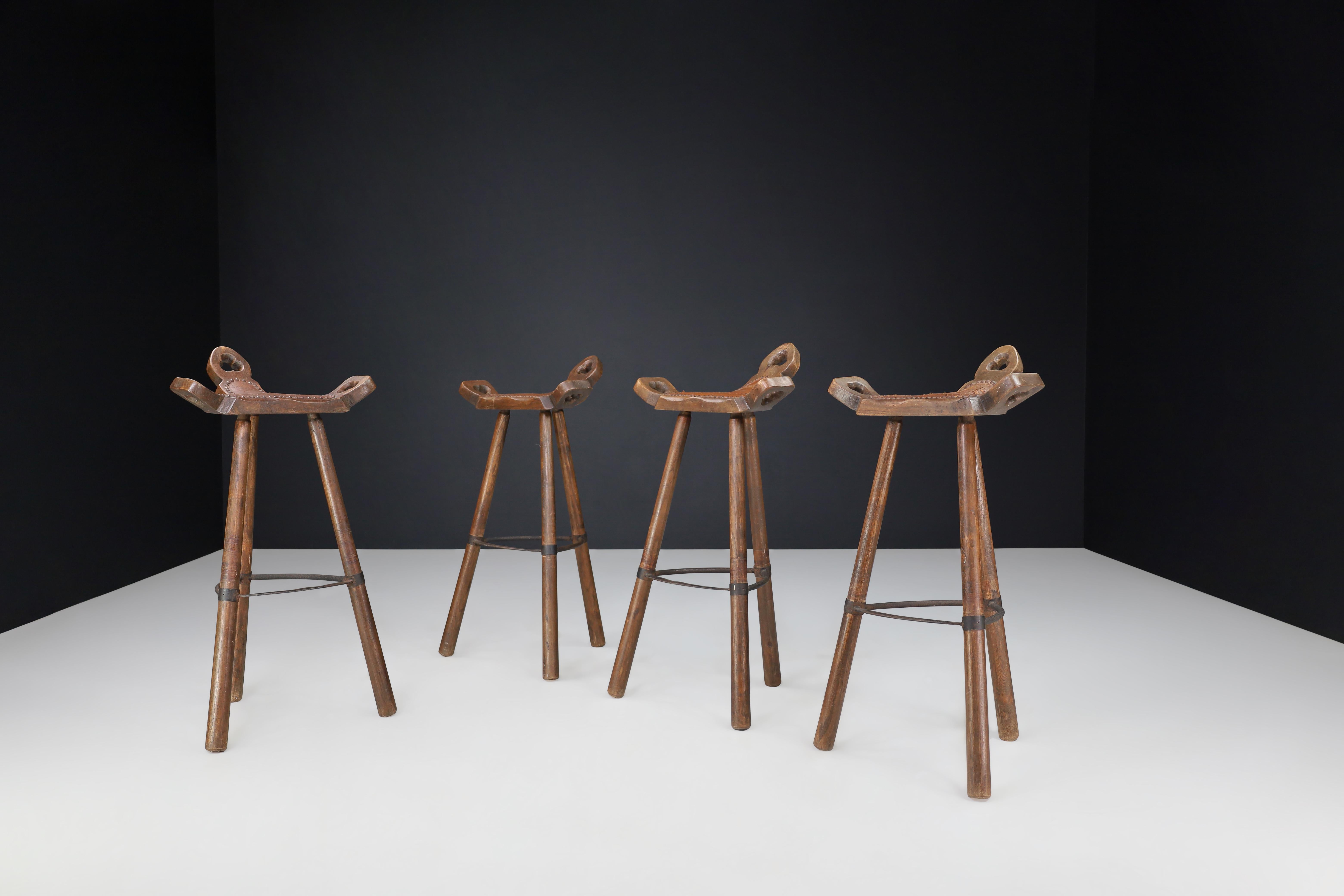 Spanish Set of Four Brutalist Stained Beech and Leather Bar Stools, Spain, 1970s For Sale