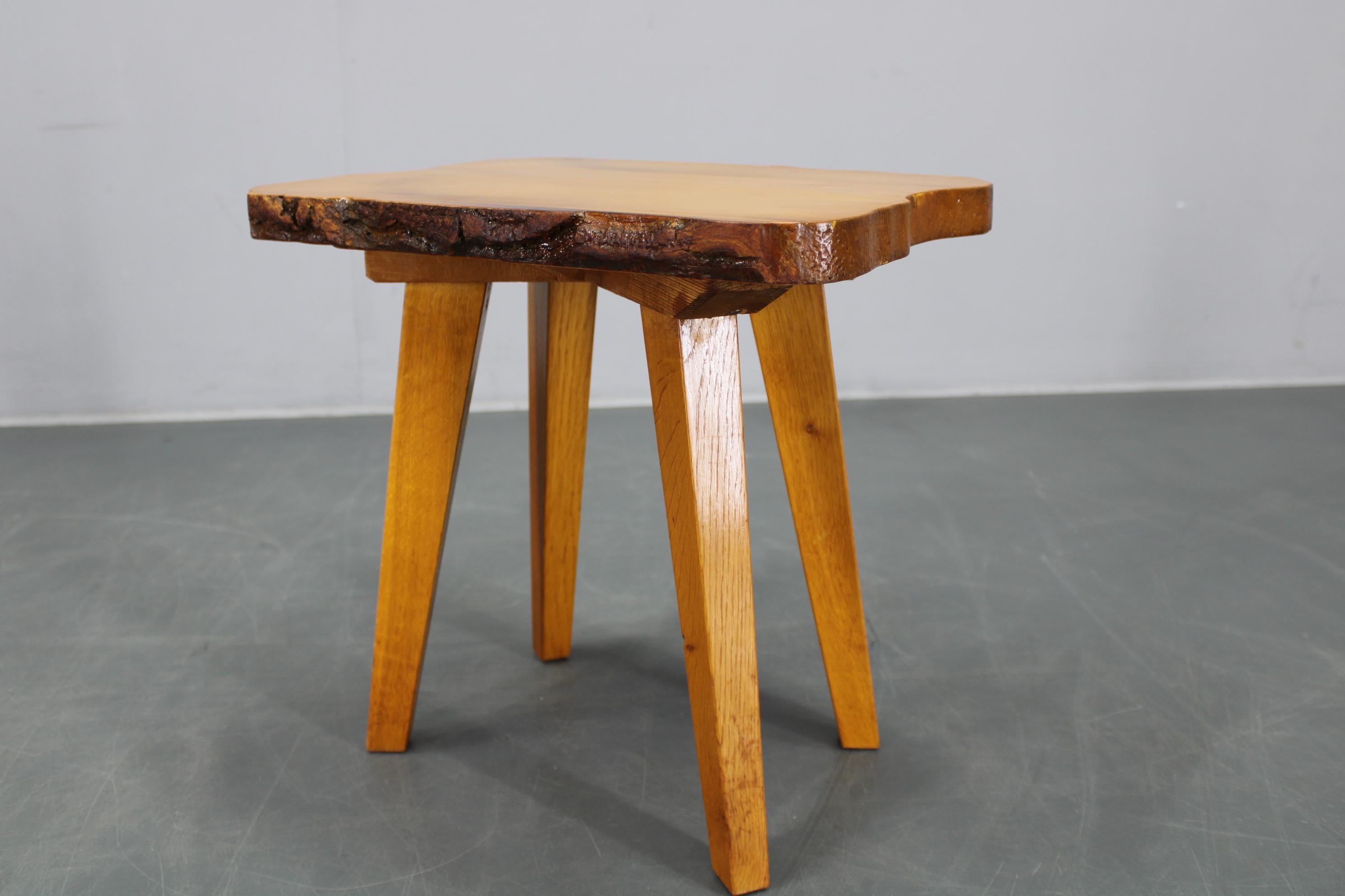Ensemble de quatre tabourets brutalistes, Tchécoslovaquie, années 1950 en vente 5