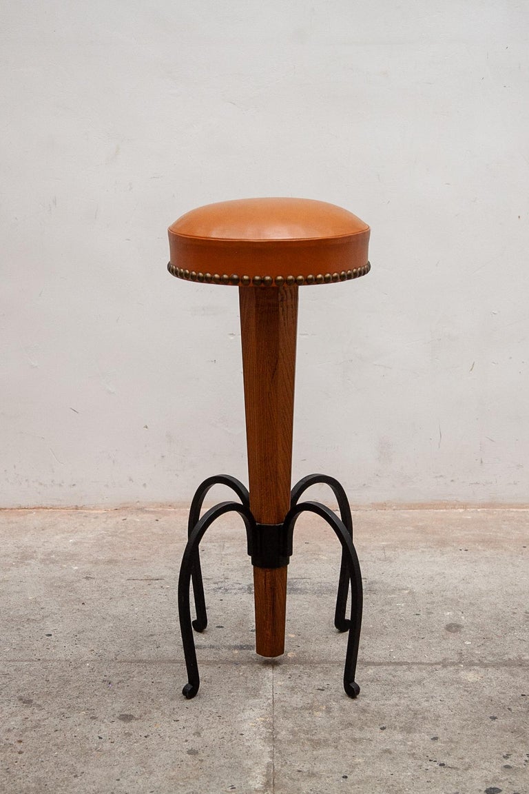 Set of four Brutalist Stools Wrought Iron, Round Camel Leather Seats In Good Condition For Sale In Antwerp, BE