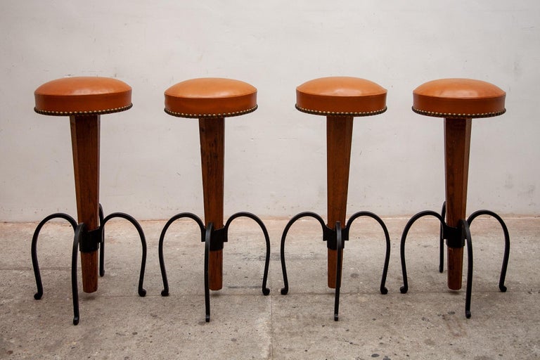 Set of four Brutalist Stools Wrought Iron, Round Camel Leather Seats For Sale 2