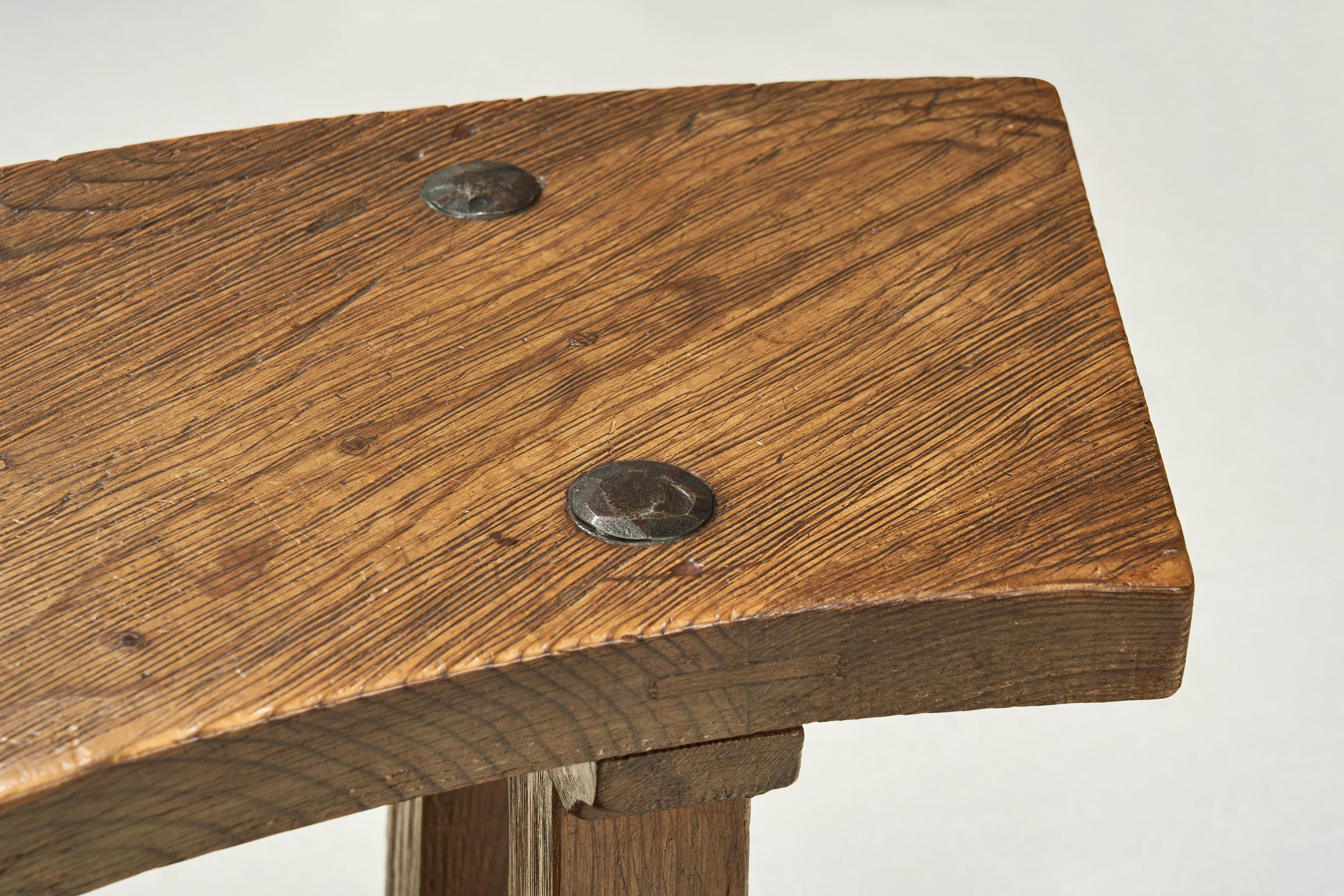 Conjunto de cuatro bancos de madera brutalistas, Francia Años 60 en venta 3