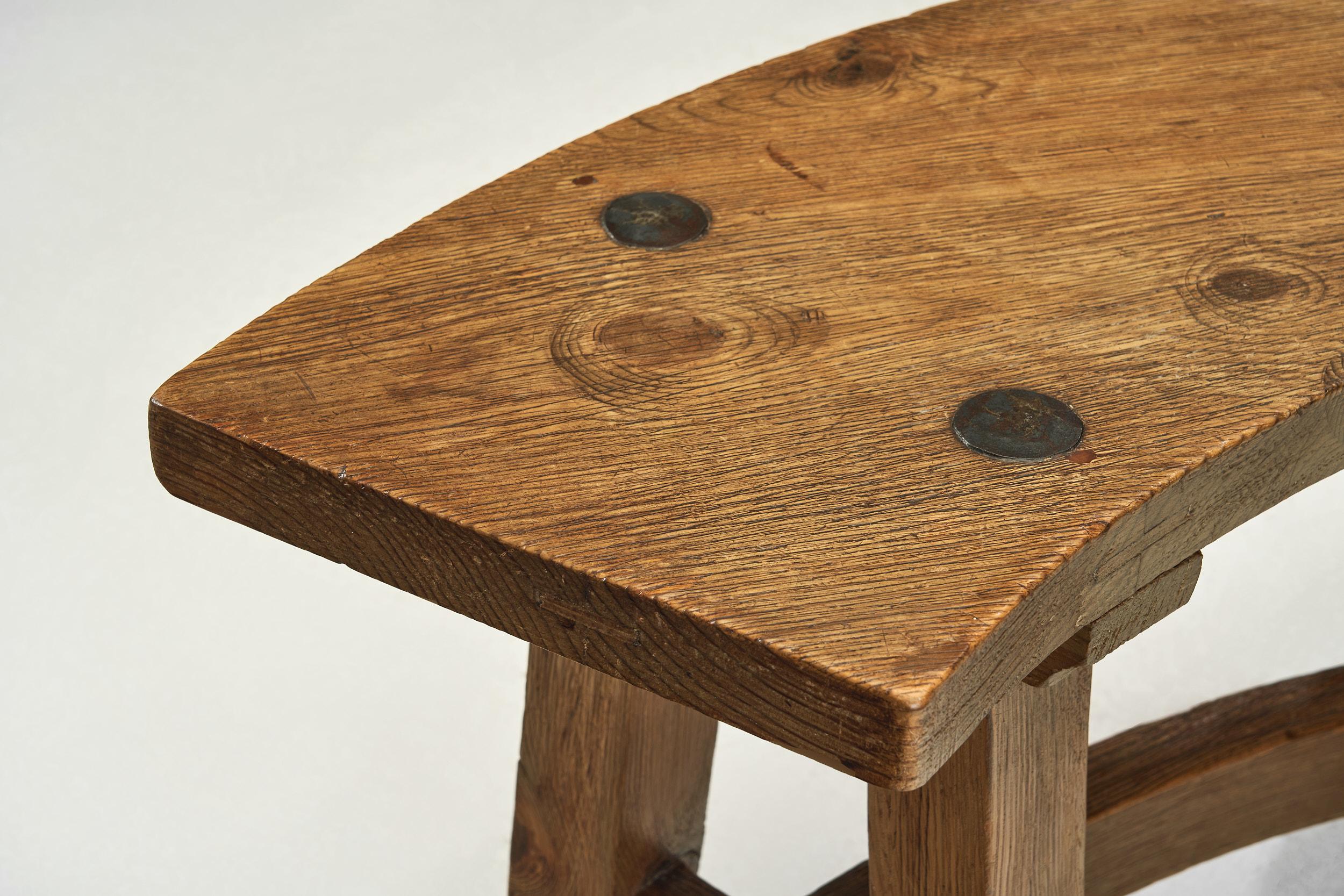 Conjunto de cuatro bancos de madera brutalistas, Francia Años 60 en venta 4