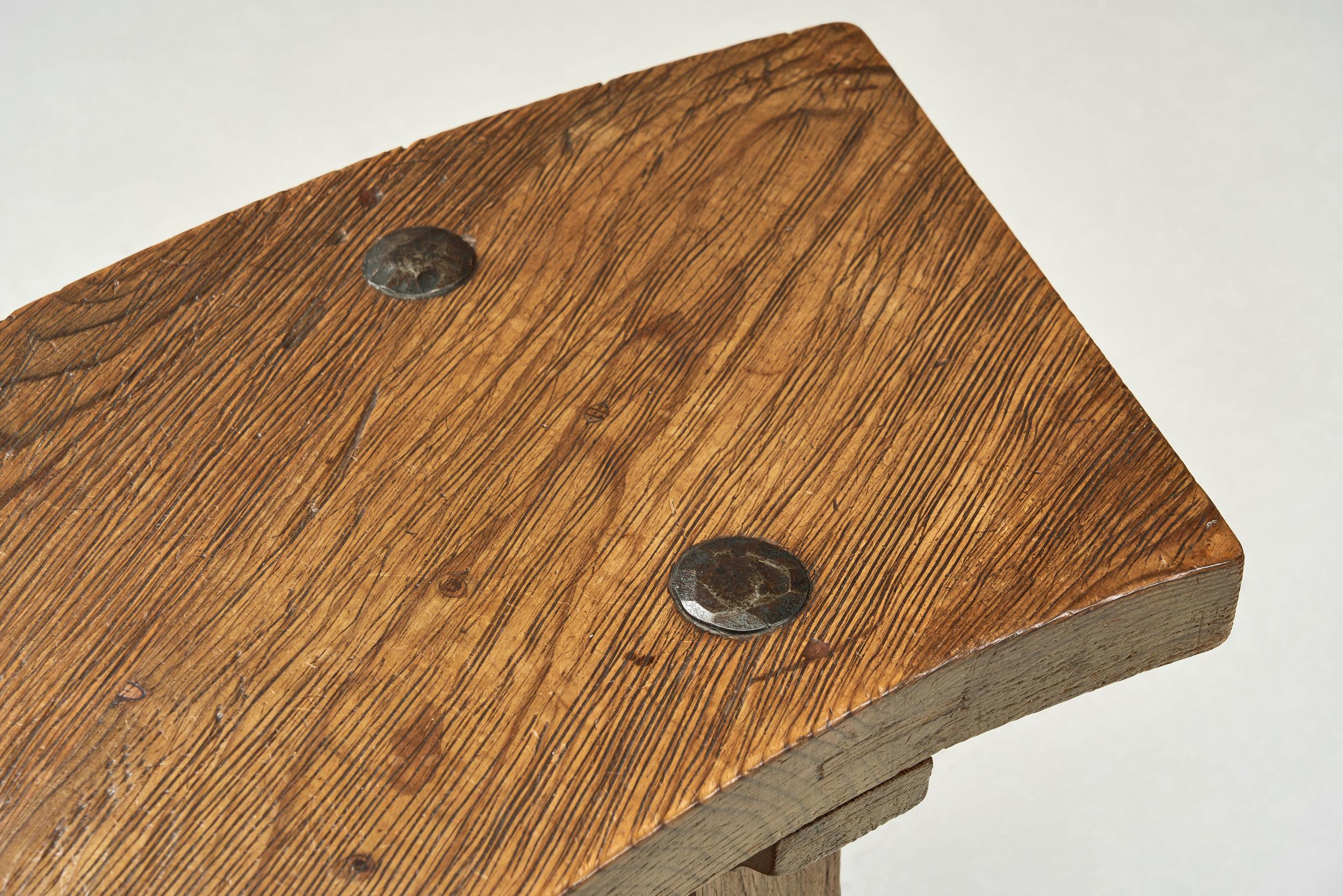 Conjunto de cuatro bancos de madera brutalistas, Francia Años 60 en venta 6