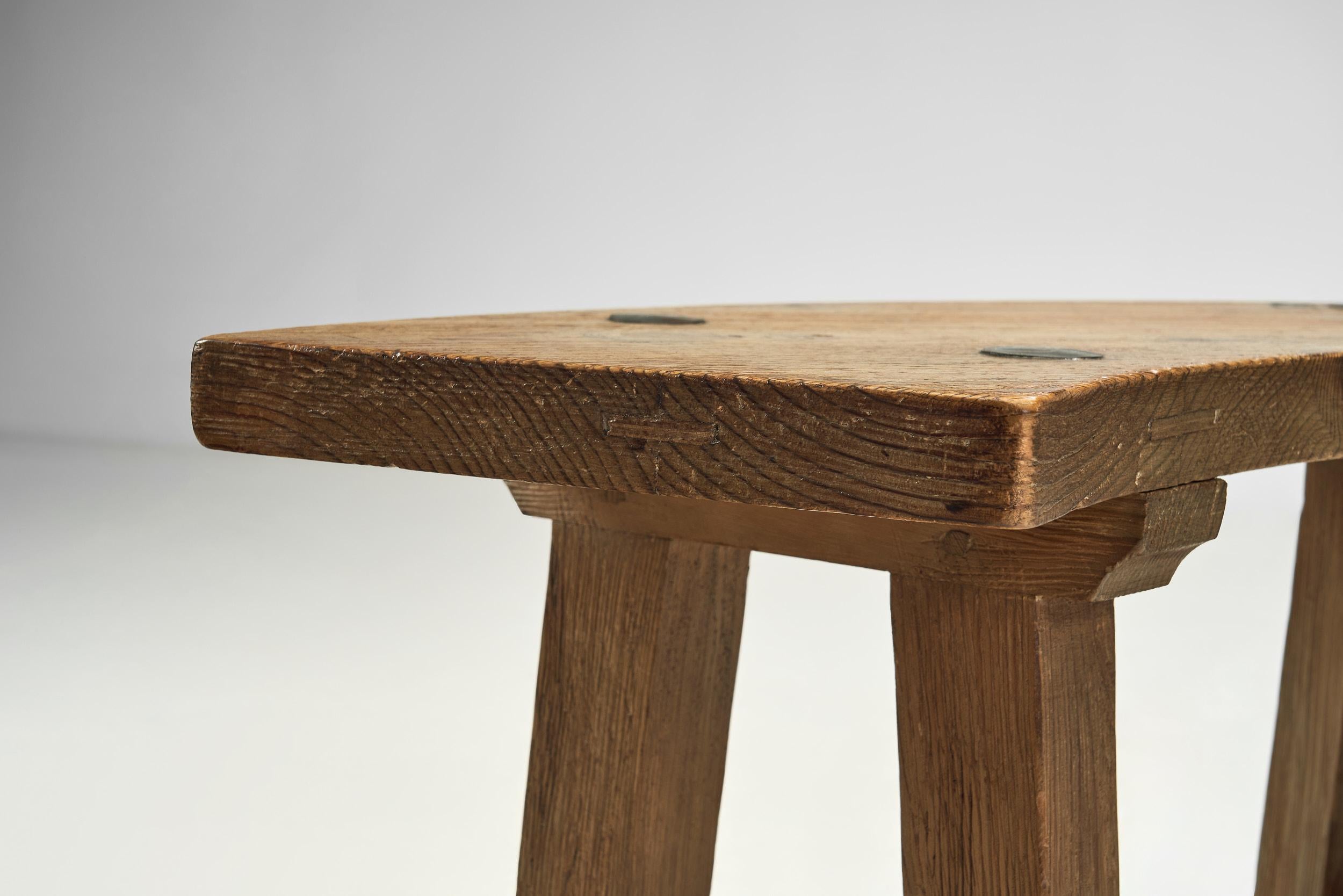 Conjunto de cuatro bancos de madera brutalistas, Francia Años 60 en venta 7