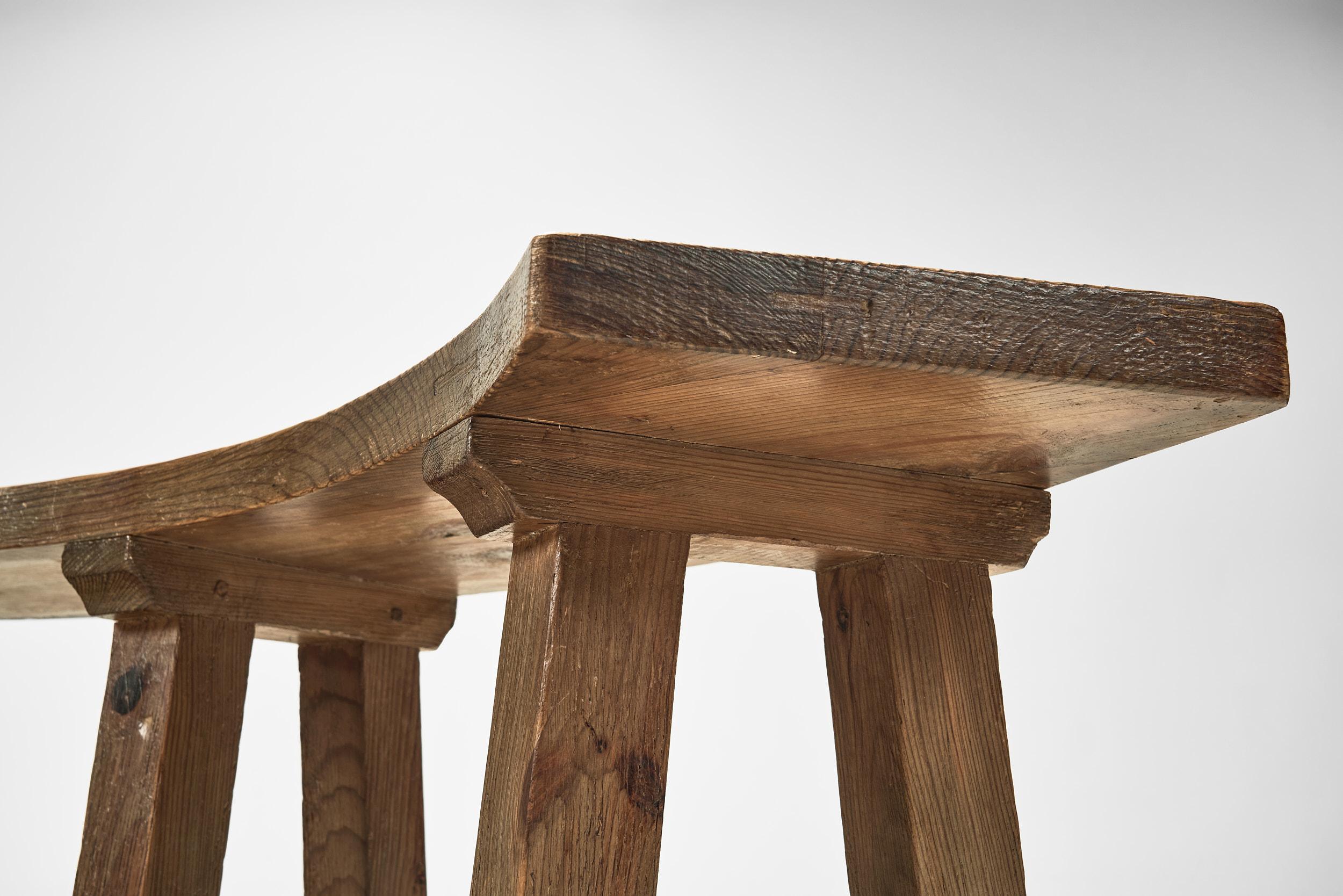 Conjunto de cuatro bancos de madera brutalistas, Francia Años 60 en venta 8