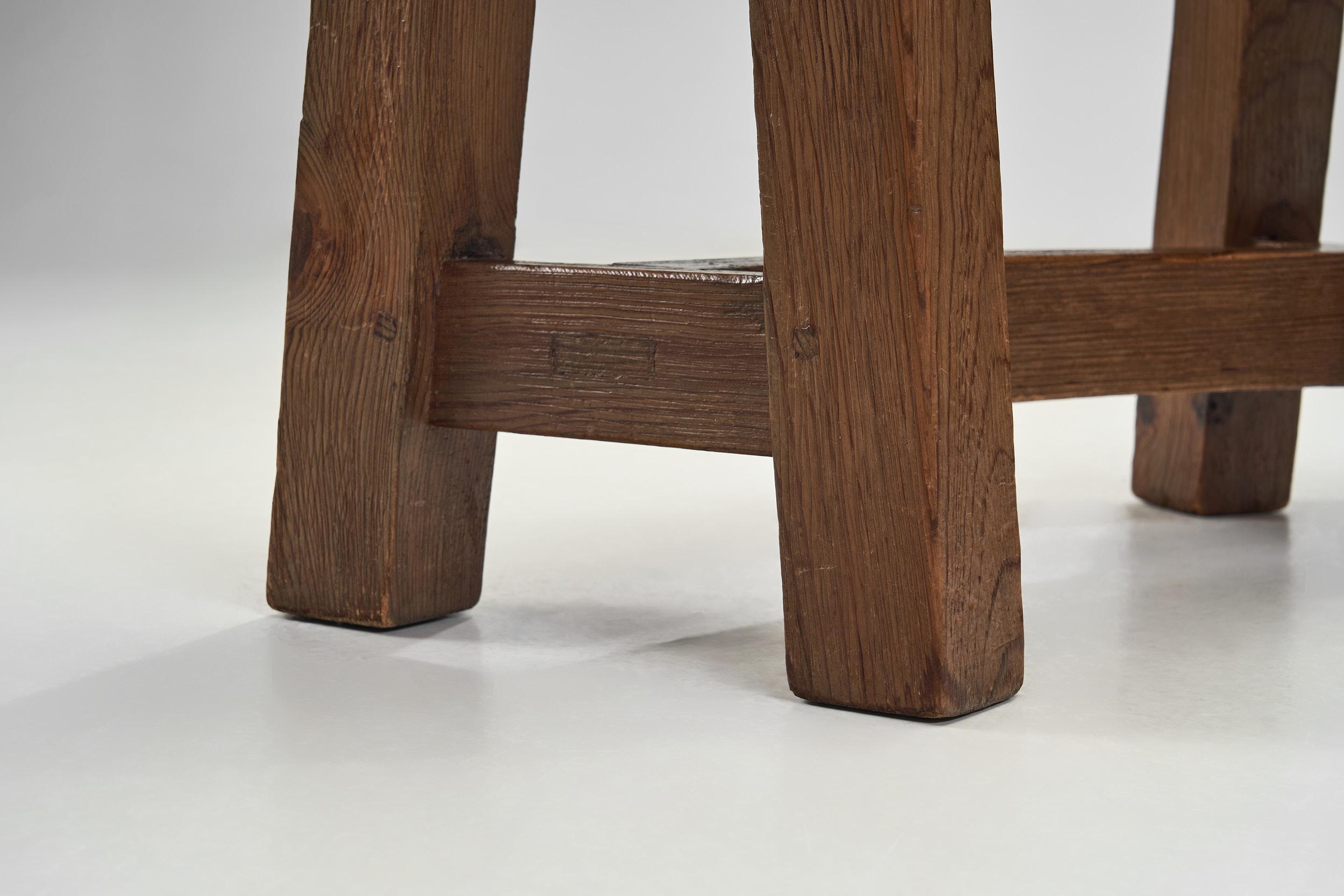 Conjunto de cuatro bancos de madera brutalistas, Francia Años 60 en venta 10
