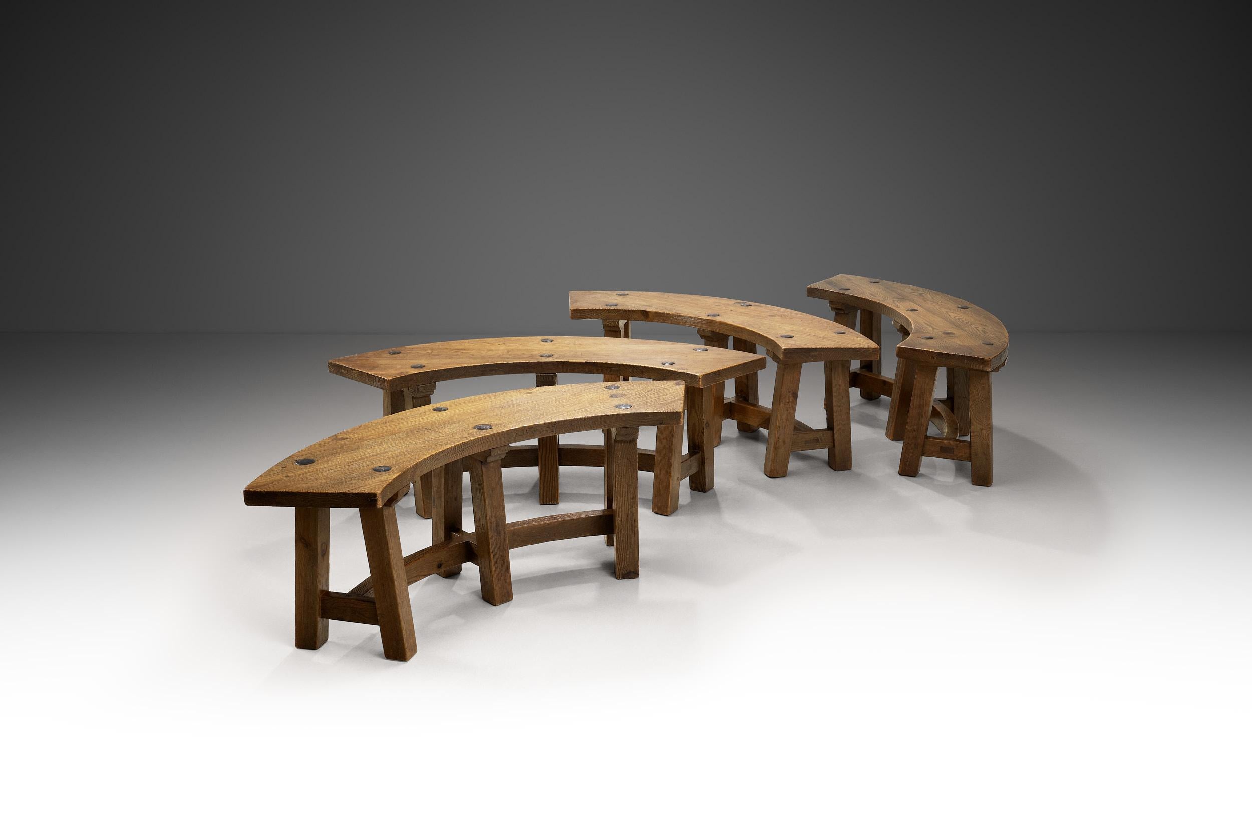 Conjunto de cuatro bancos de madera brutalistas, Francia Años 60 en Bueno estado para la venta en Utrecht, NL