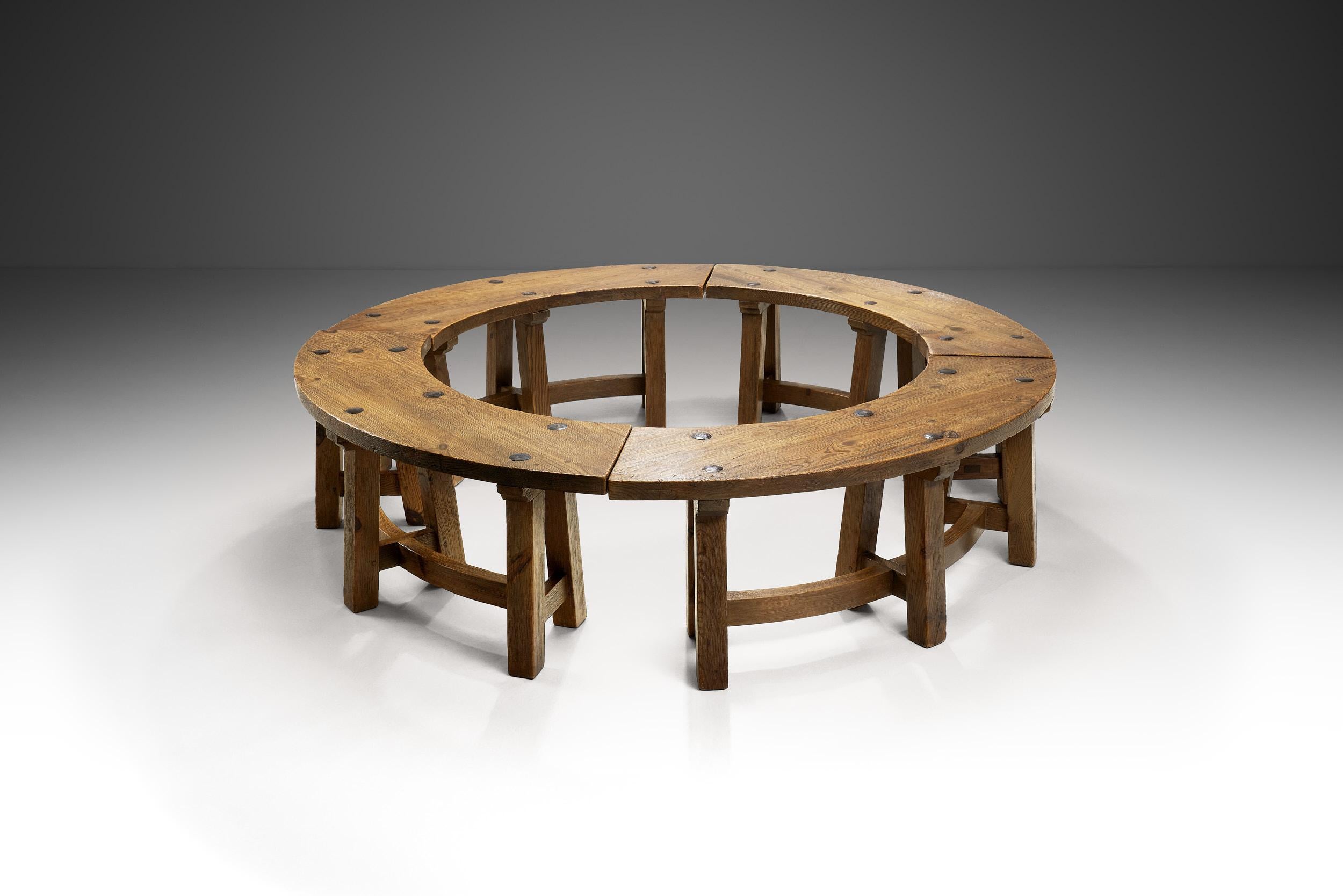 Conjunto de cuatro bancos de madera brutalistas, Francia Años 60 Brutalista en venta