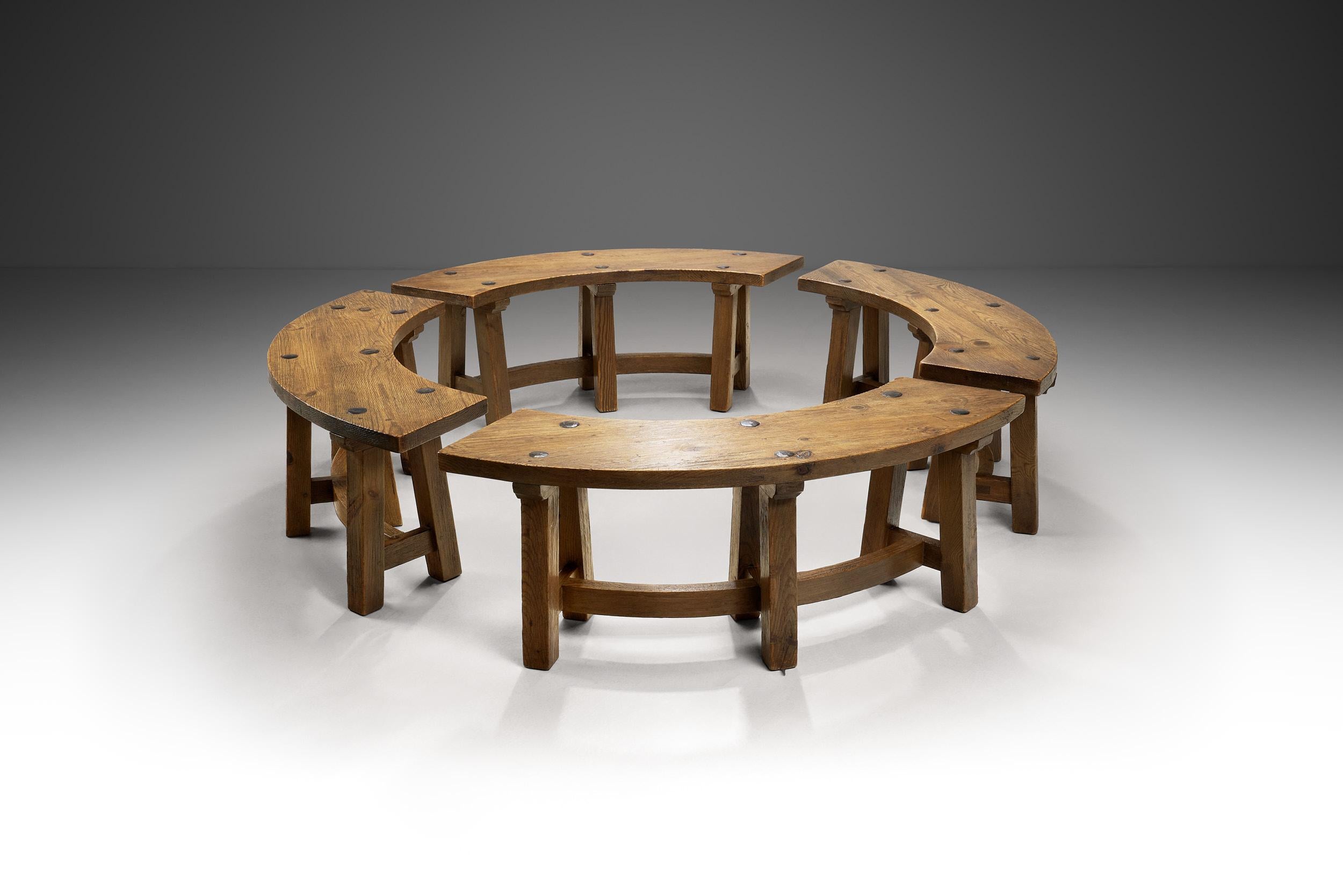 Conjunto de cuatro bancos de madera brutalistas, Francia Años 60 Francés en venta