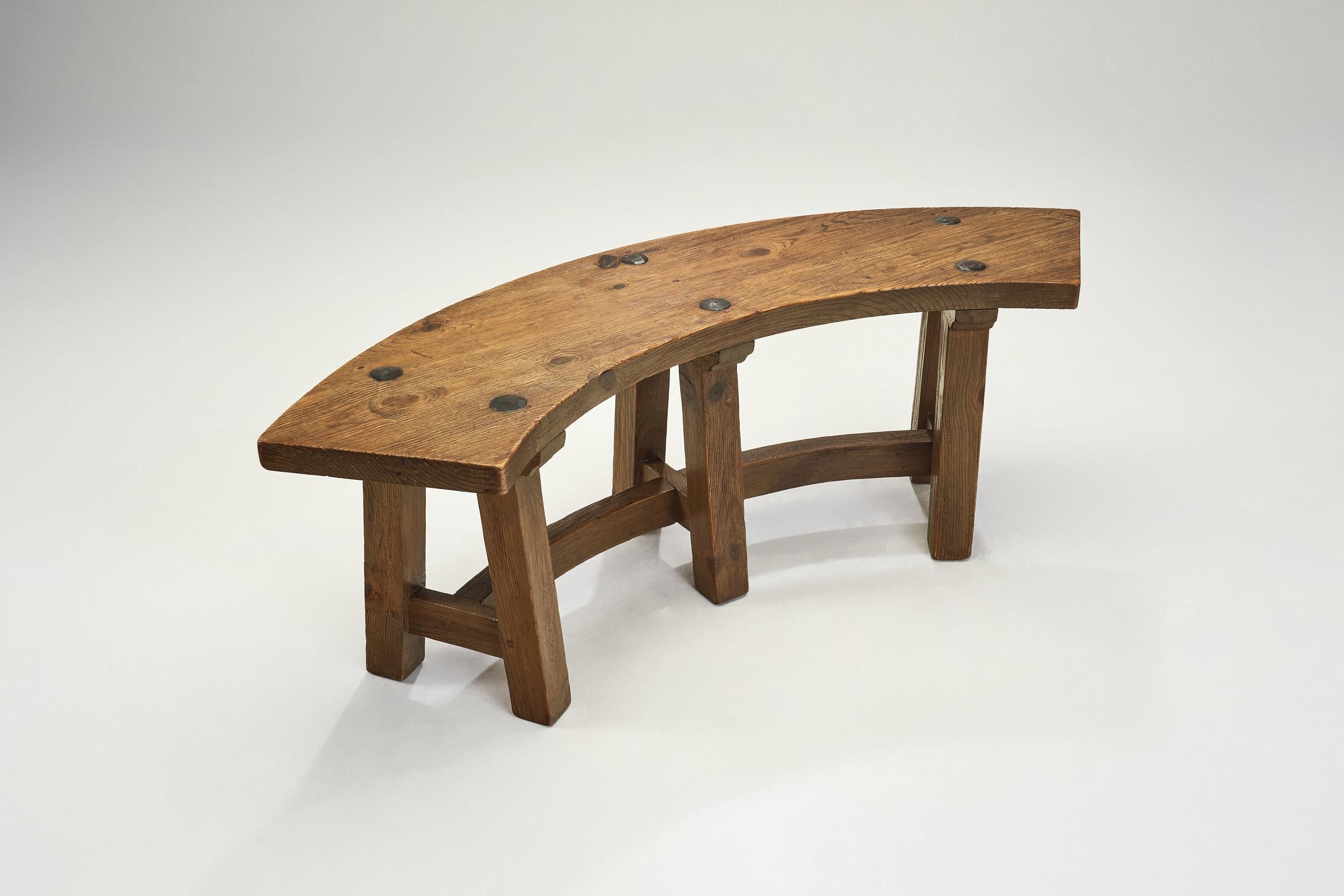 Conjunto de cuatro bancos de madera brutalistas, Francia Años 60 mediados del siglo XX en venta