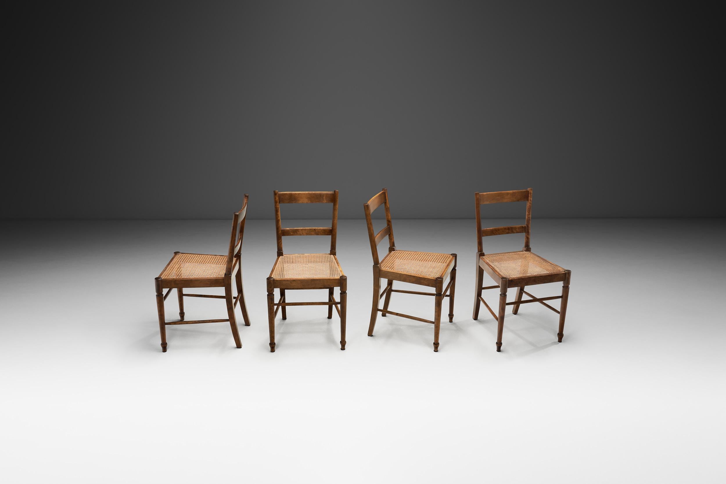 Prodotto nel 1923, questo set di quattro sedie da pranzo 