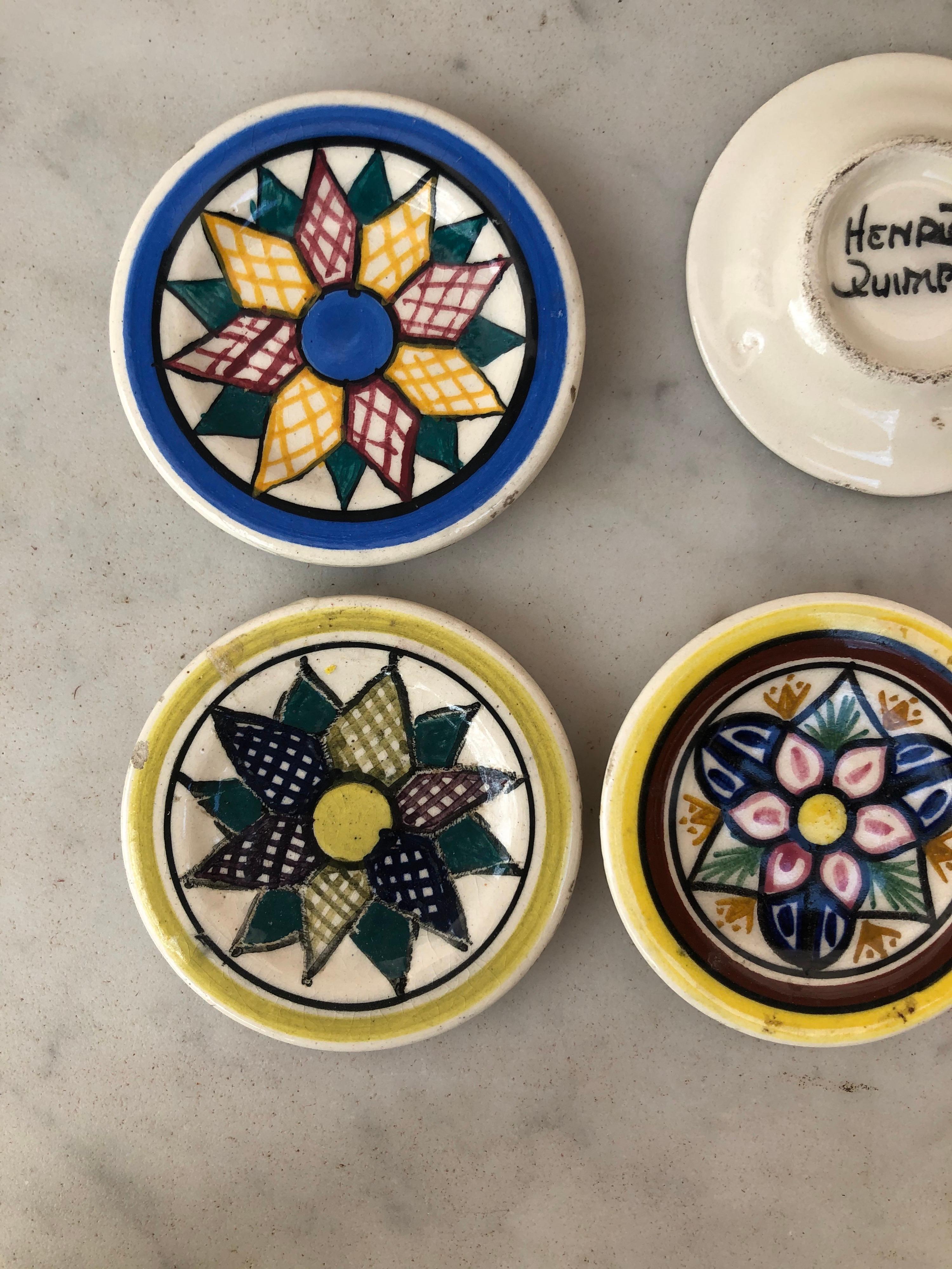 Ensemble de quatre beurriers colorés Henriot Quimper, circa 1920.
Motif géométrique dans les quatre cas.