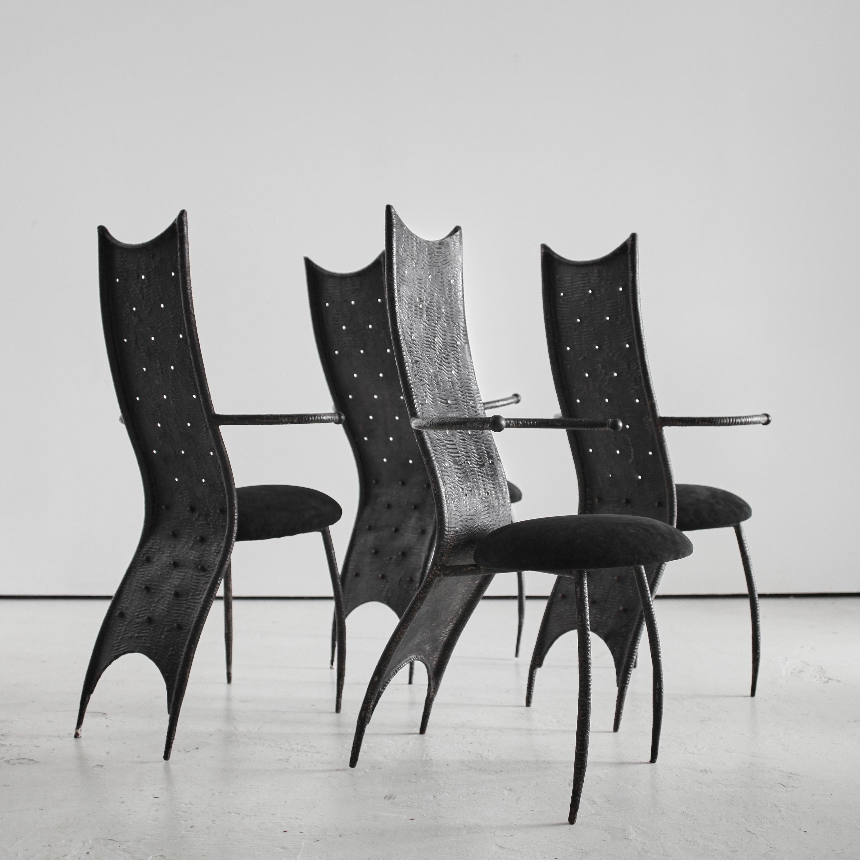 Set di quattro sedie da pranzo/trono francesi degli anni '70 A.I.C. in vendita 7