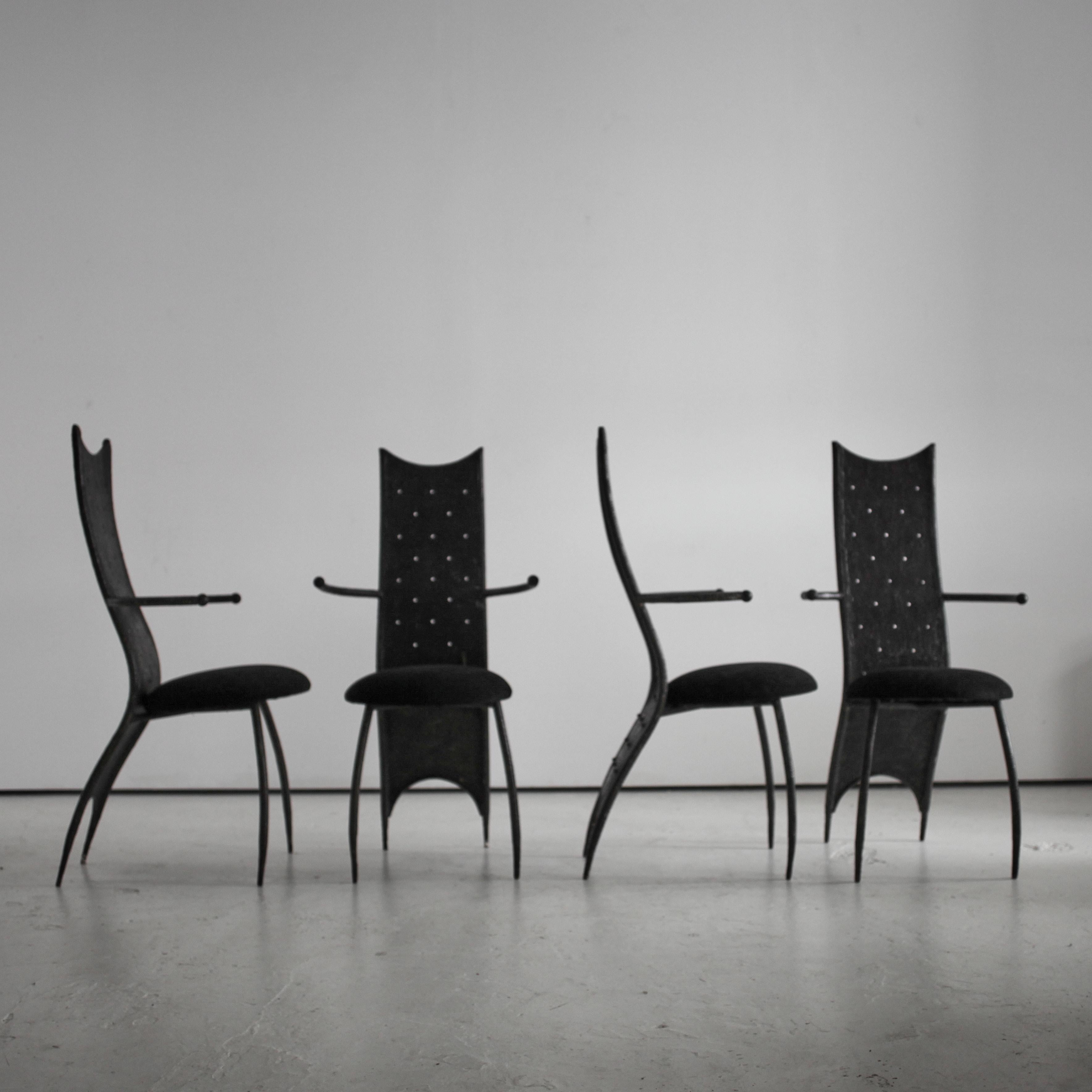 Un set di quattro sedie da pranzo francesi brutaliste a forma di trono.

Costruita in metallo con sedili in pelle di camoscio nera recentemente ridipinti.