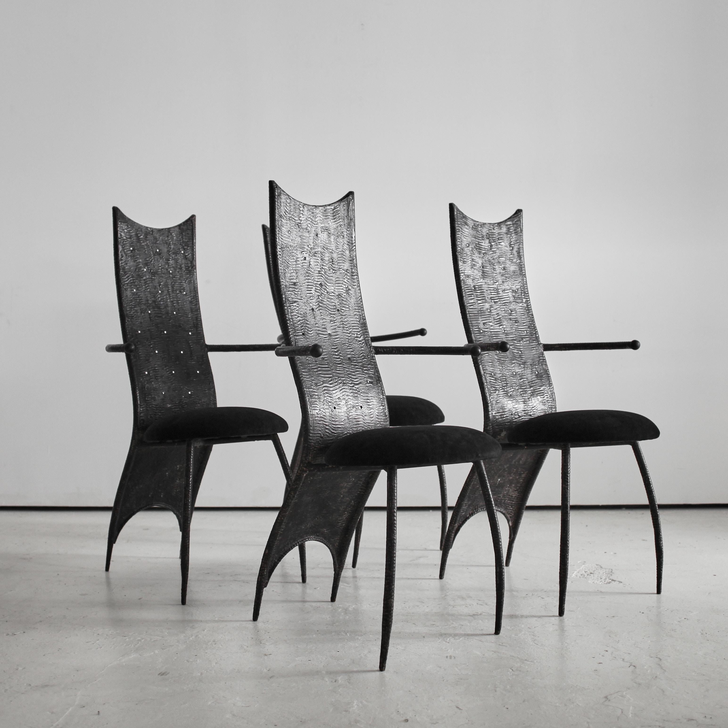 Francese Set di quattro sedie da pranzo/trono francesi degli anni '70 A.I.C. in vendita