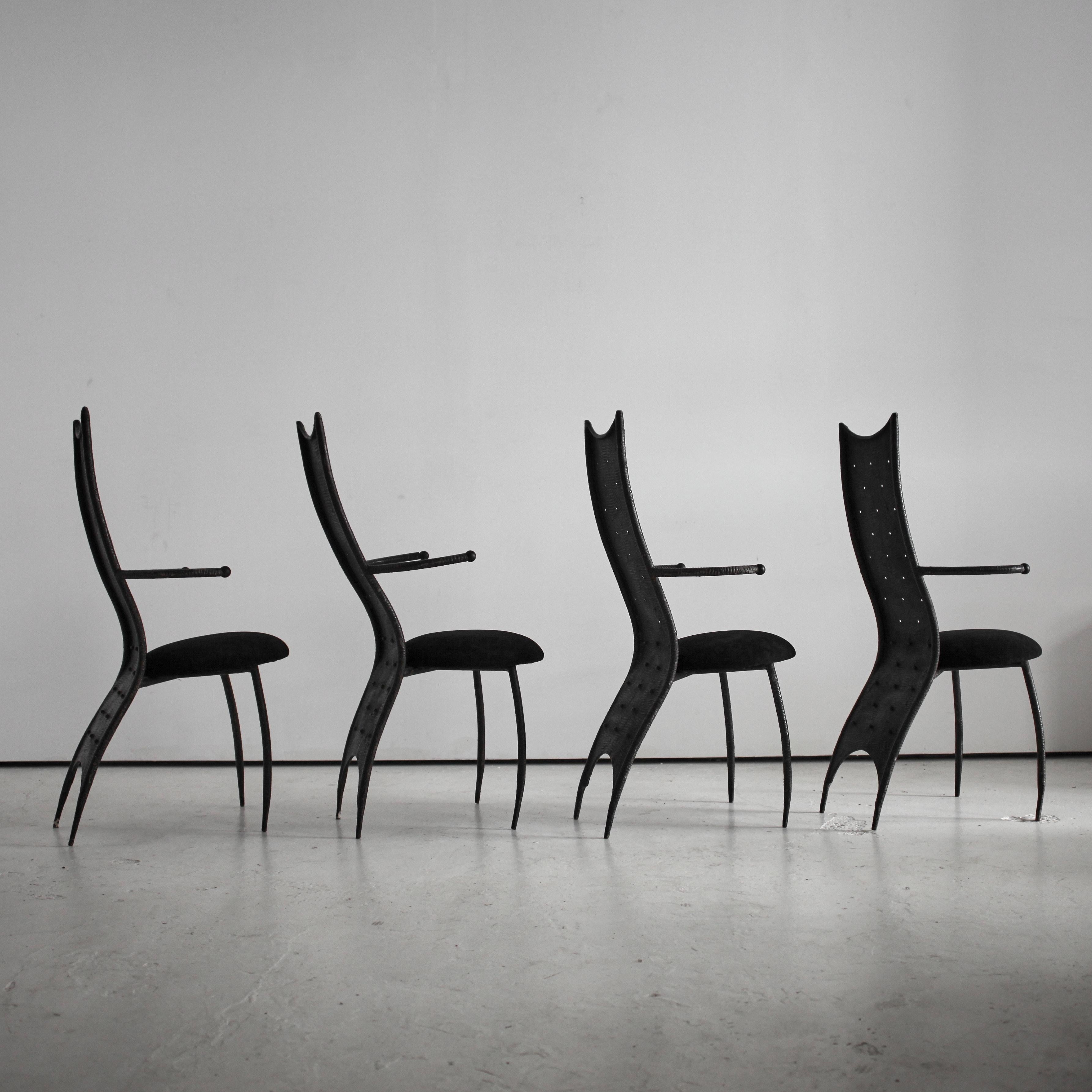 Fine XX secolo Set di quattro sedie da pranzo/trono francesi degli anni '70 A.I.C. in vendita