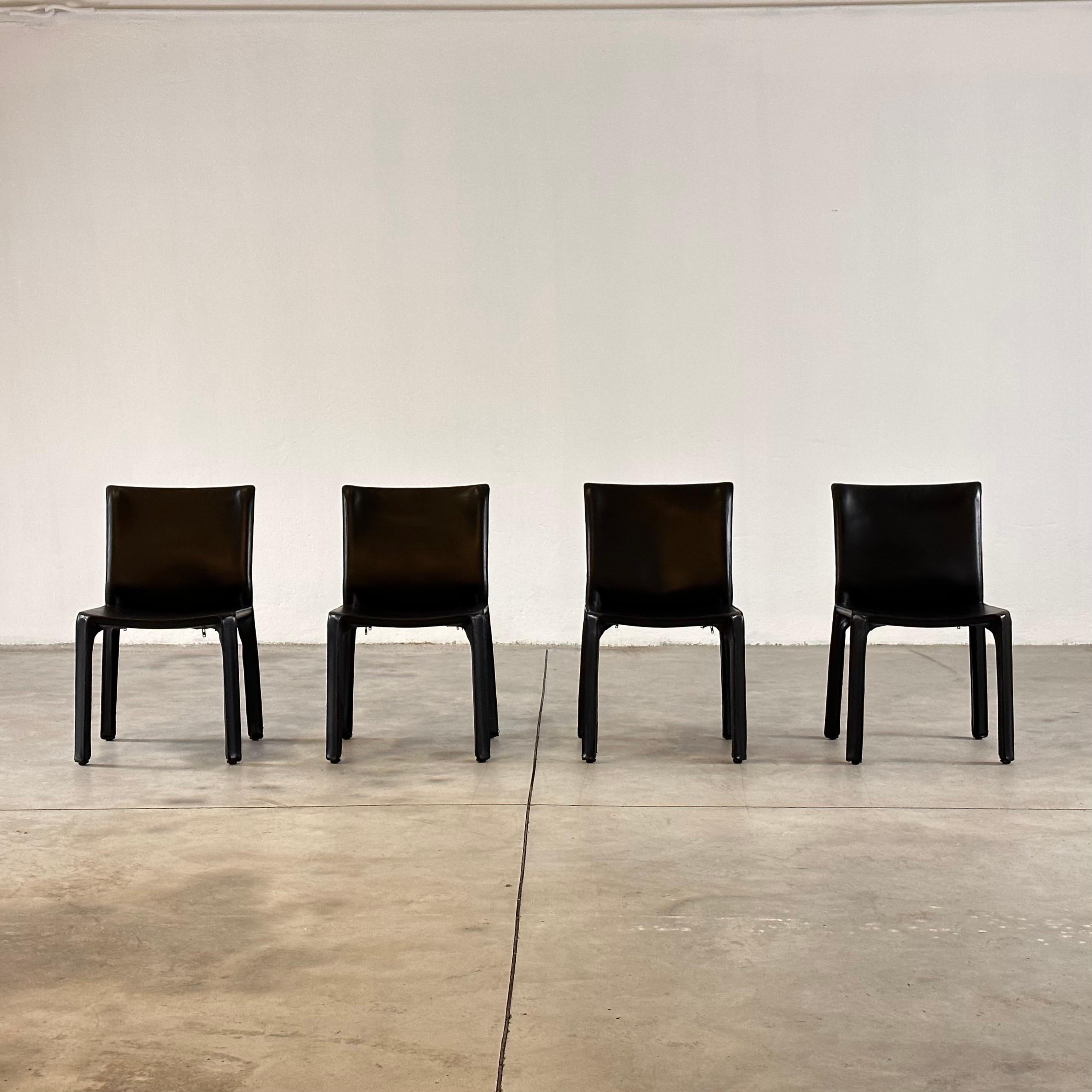 italien Ensemble de quatre chaises CAB 412 de Mario Bellini pour Cassina en cuir noir, années 1970 en vente