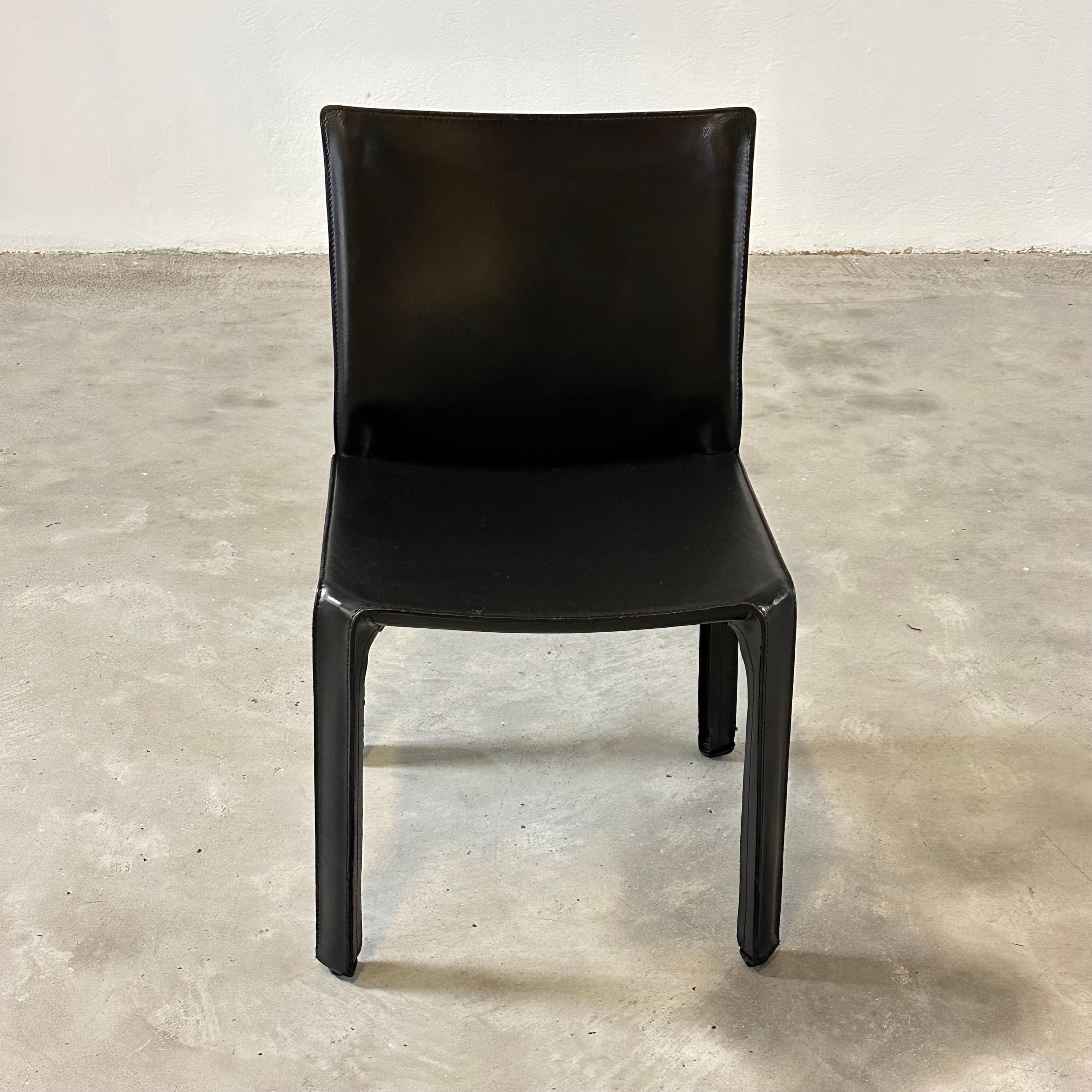 Satz von vier CAB 412 Stühlen von Mario Bellini für Cassina aus schwarzem Leder, 1970er Jahre (Ende des 20. Jahrhunderts) im Angebot