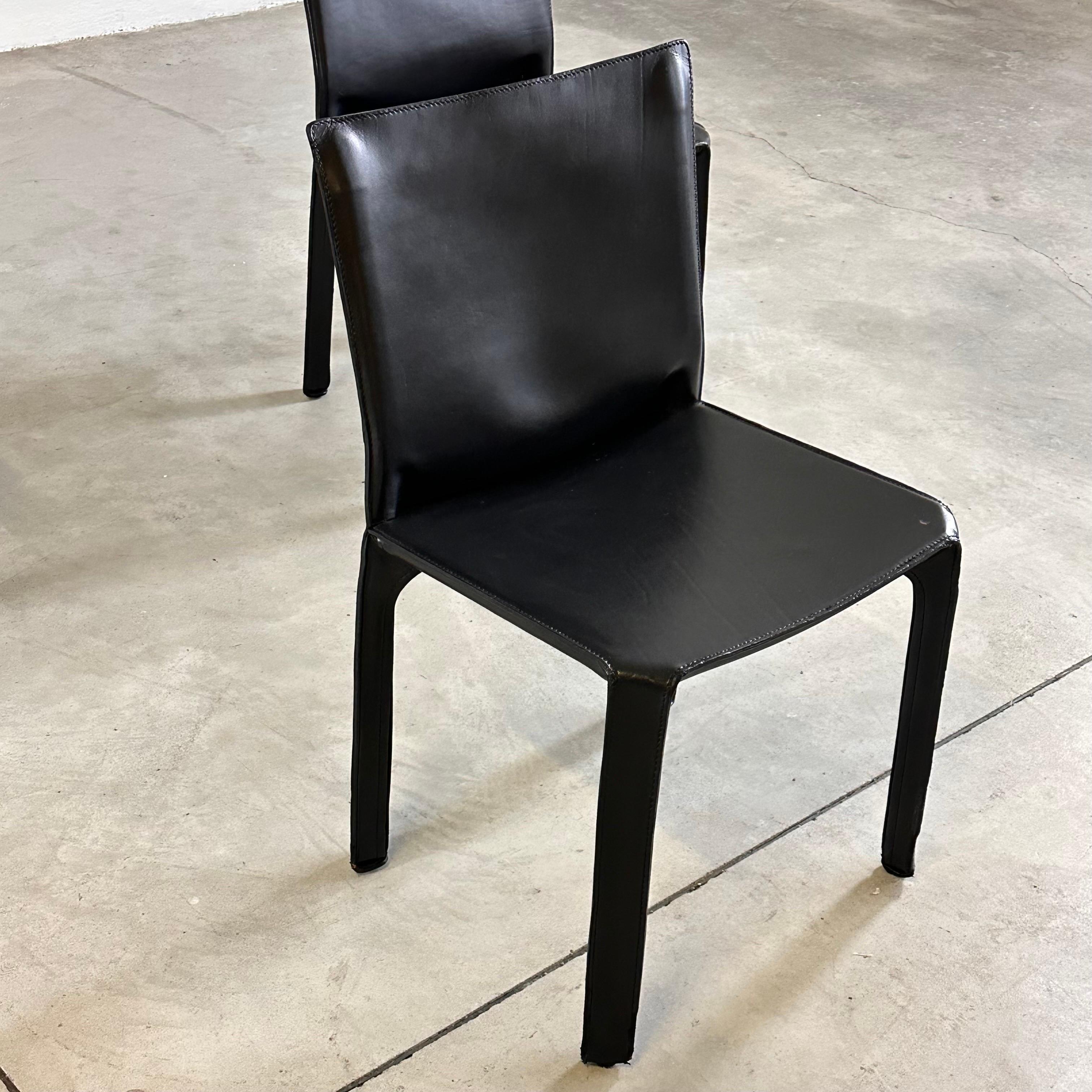 Cuir Ensemble de quatre chaises CAB 412 de Mario Bellini pour Cassina en cuir noir, années 1970 en vente