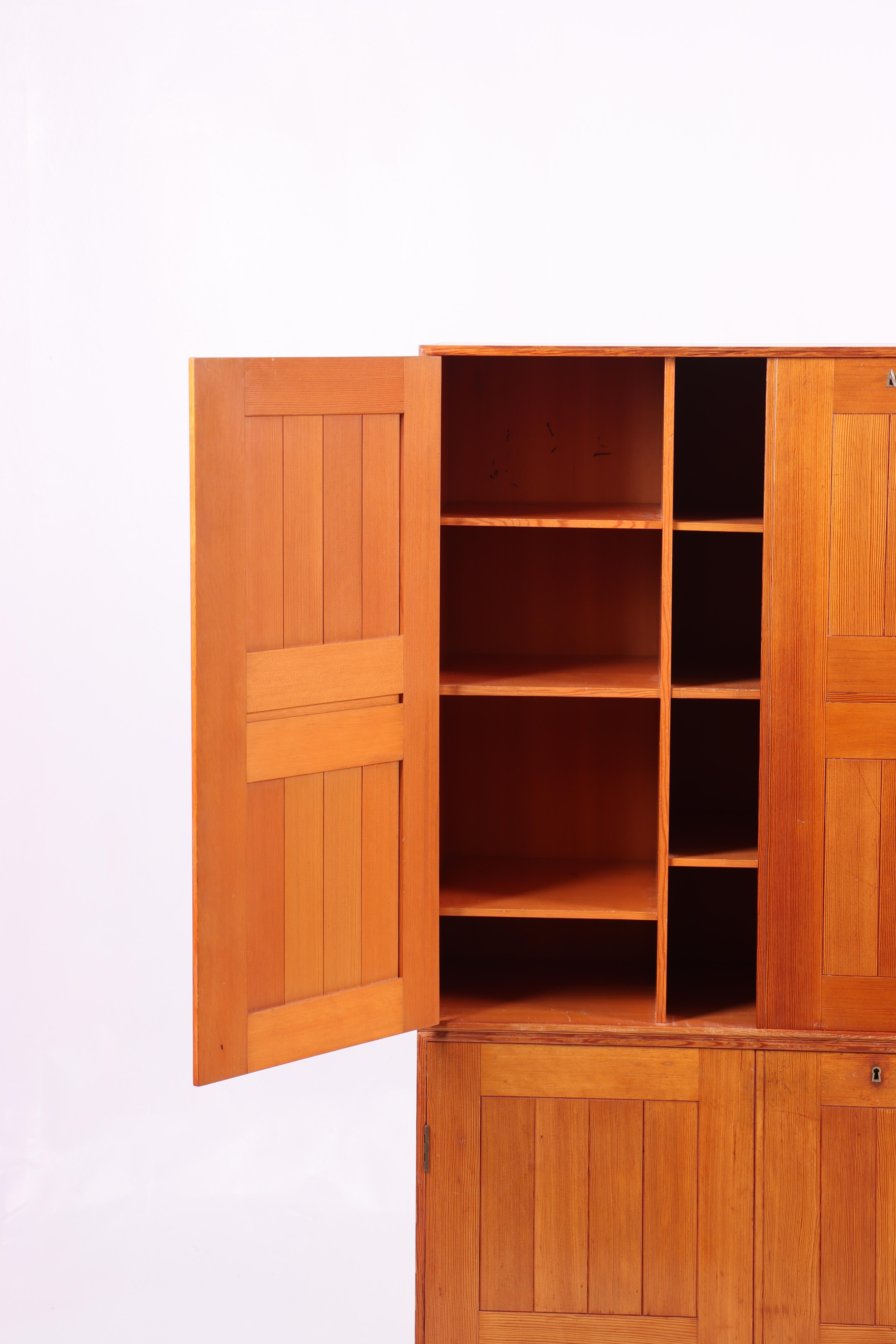 Mid-Century moderno Set di quattro armadietti in pino massiccio dell'Oregon  di Mogens Koch, anni '60 in vendita