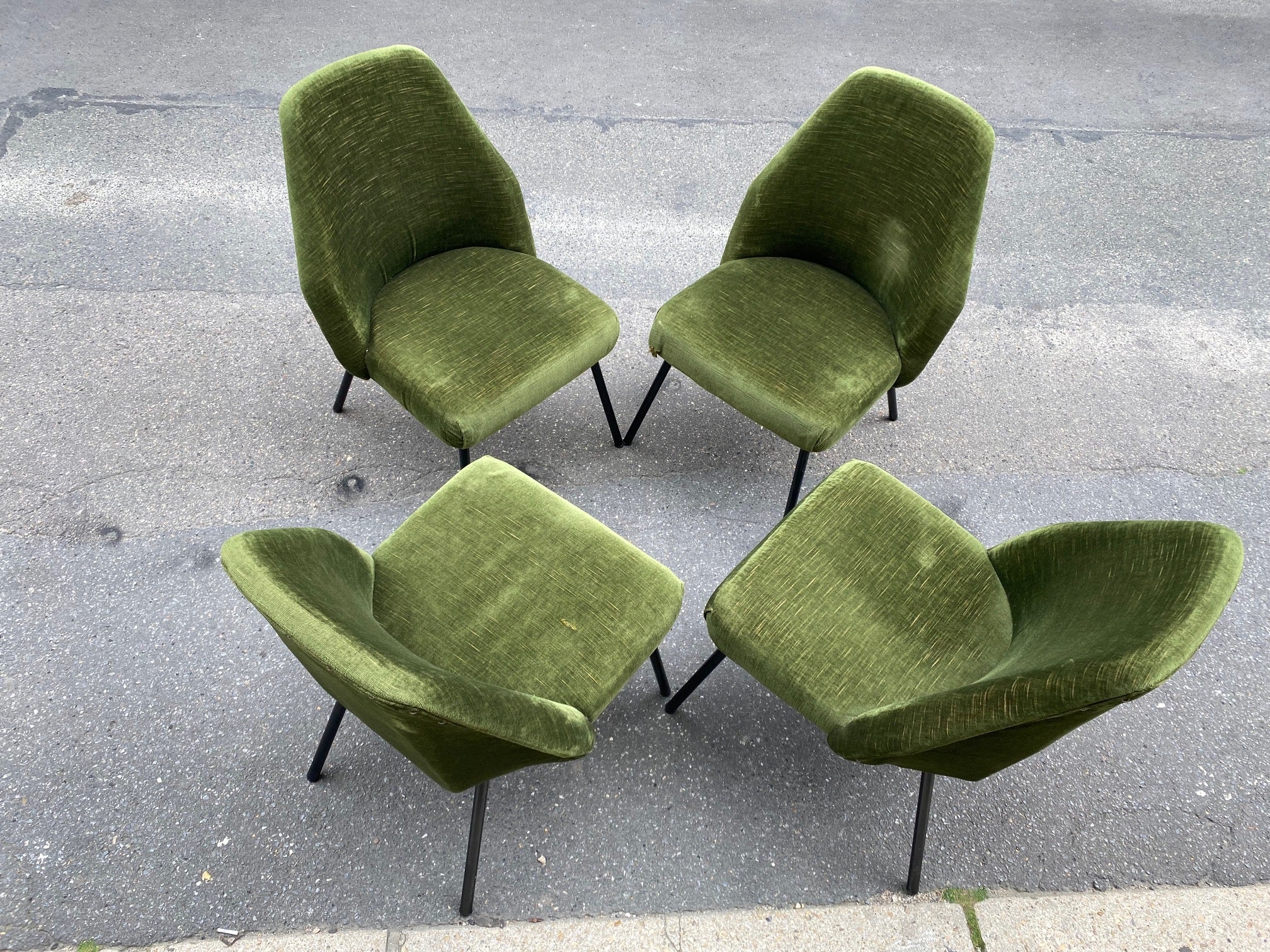 Set of four Campanula Chairs by Carlo Pagani for Arflex, Italy, 1950s
Original velvet. Ready to be reupholstered
