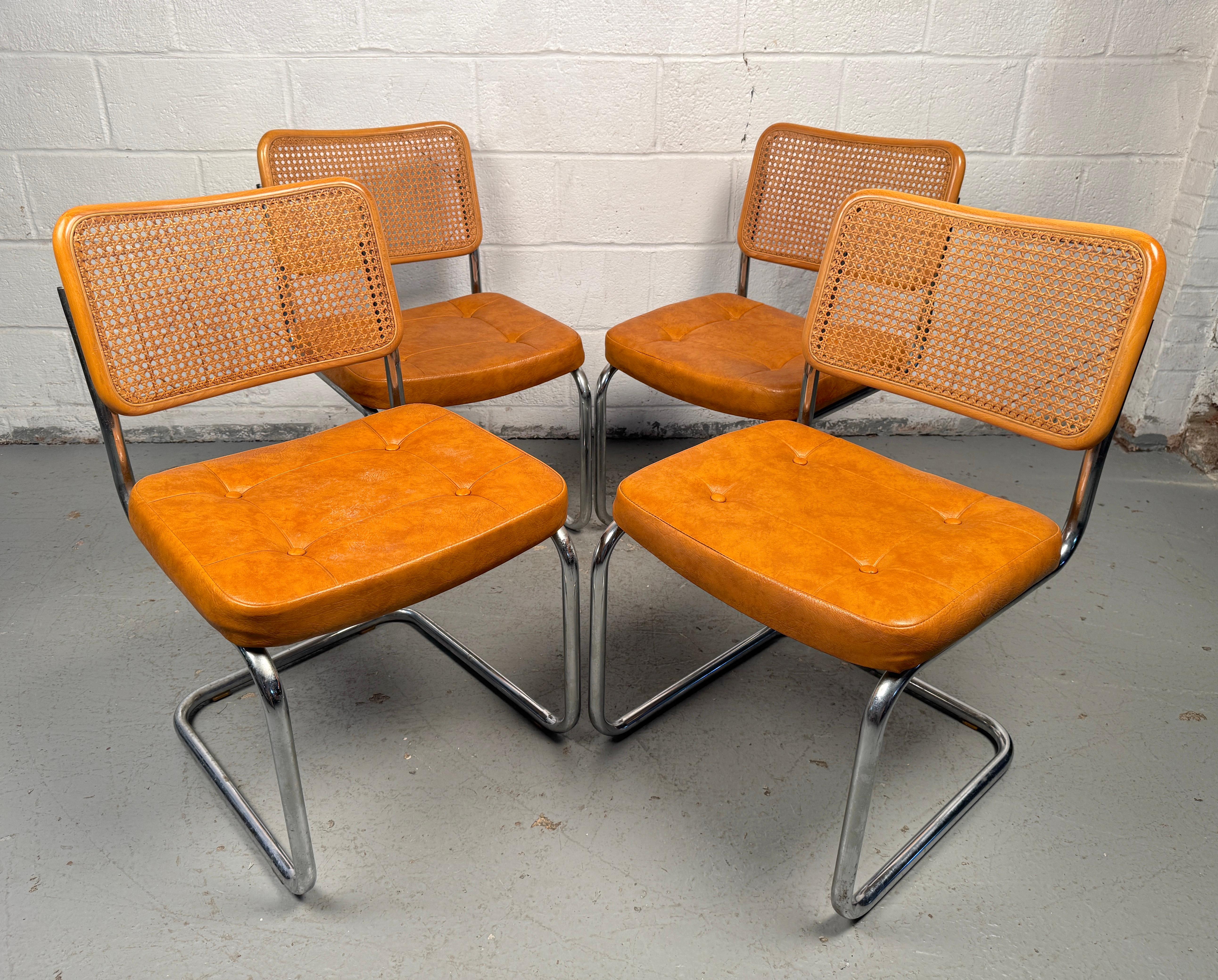 Set aus vier freischwingenden Rattan-Esszimmerstühlen von Chromcraft (Moderne der Mitte des Jahrhunderts) im Angebot