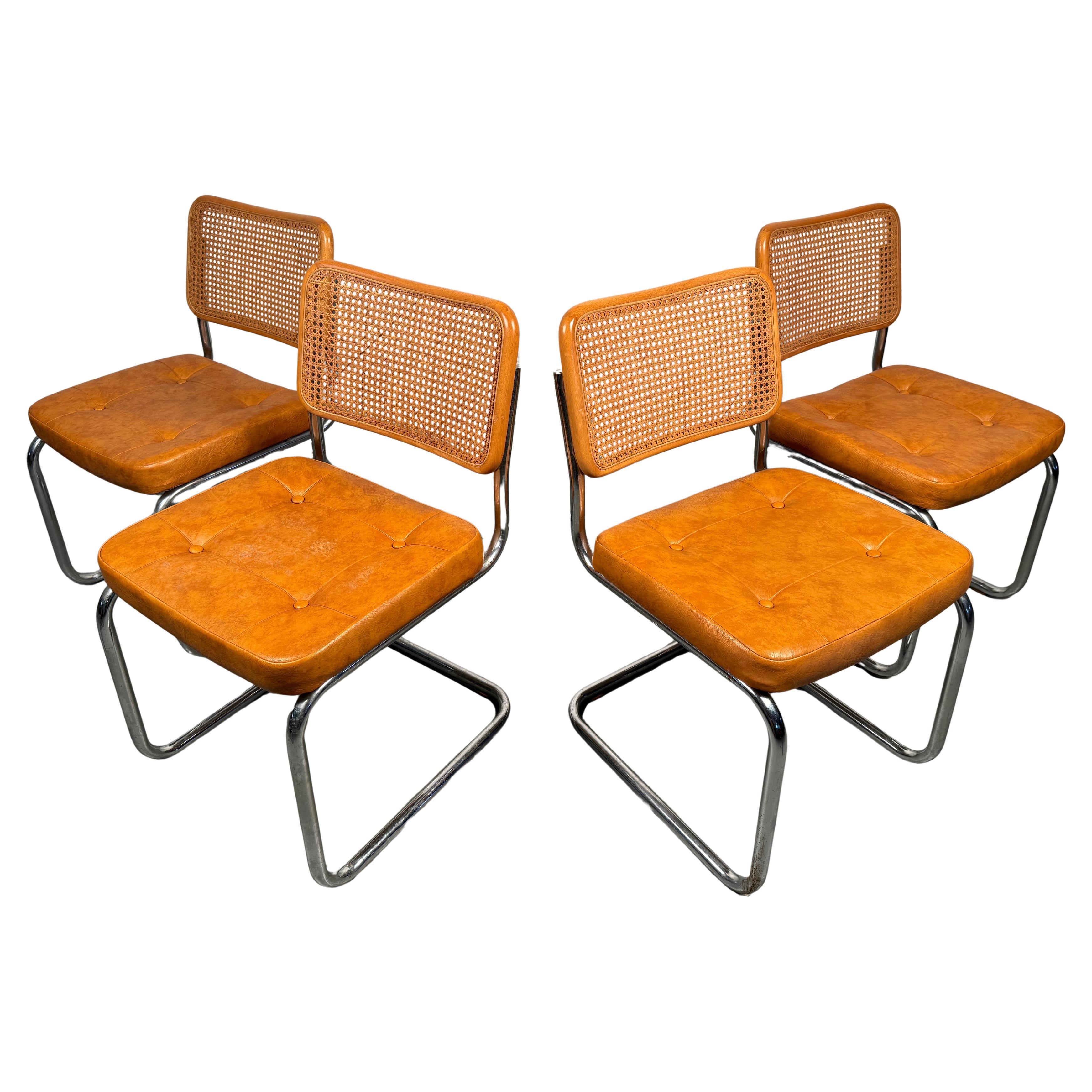 Ensemble de quatre chaises de salle à manger en rotin en porte-à-faux par Chromcraft