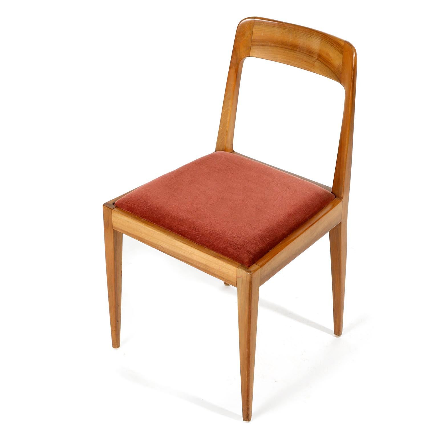 Un ensemble de quatre chaises de salle à manger ou d'appoint modèle A7 par Carl Auböck, Vienne, Autriche, fabriquées au milieu du siècle, vers 1950.
Les chaises sont fabriquées en bois de noyer aux tons chauds. Les sièges sont recouverts de velours