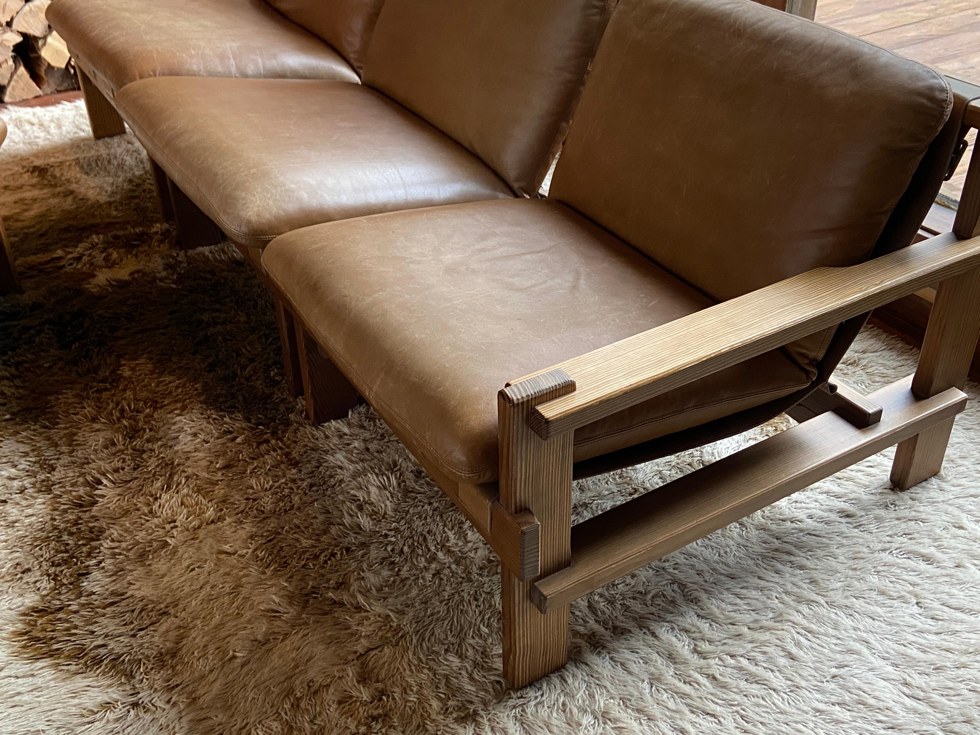 Ensemble de quatre chaises longues en pin brutaliste et cuir Carl Straub - canapé sectionnel en vente 2