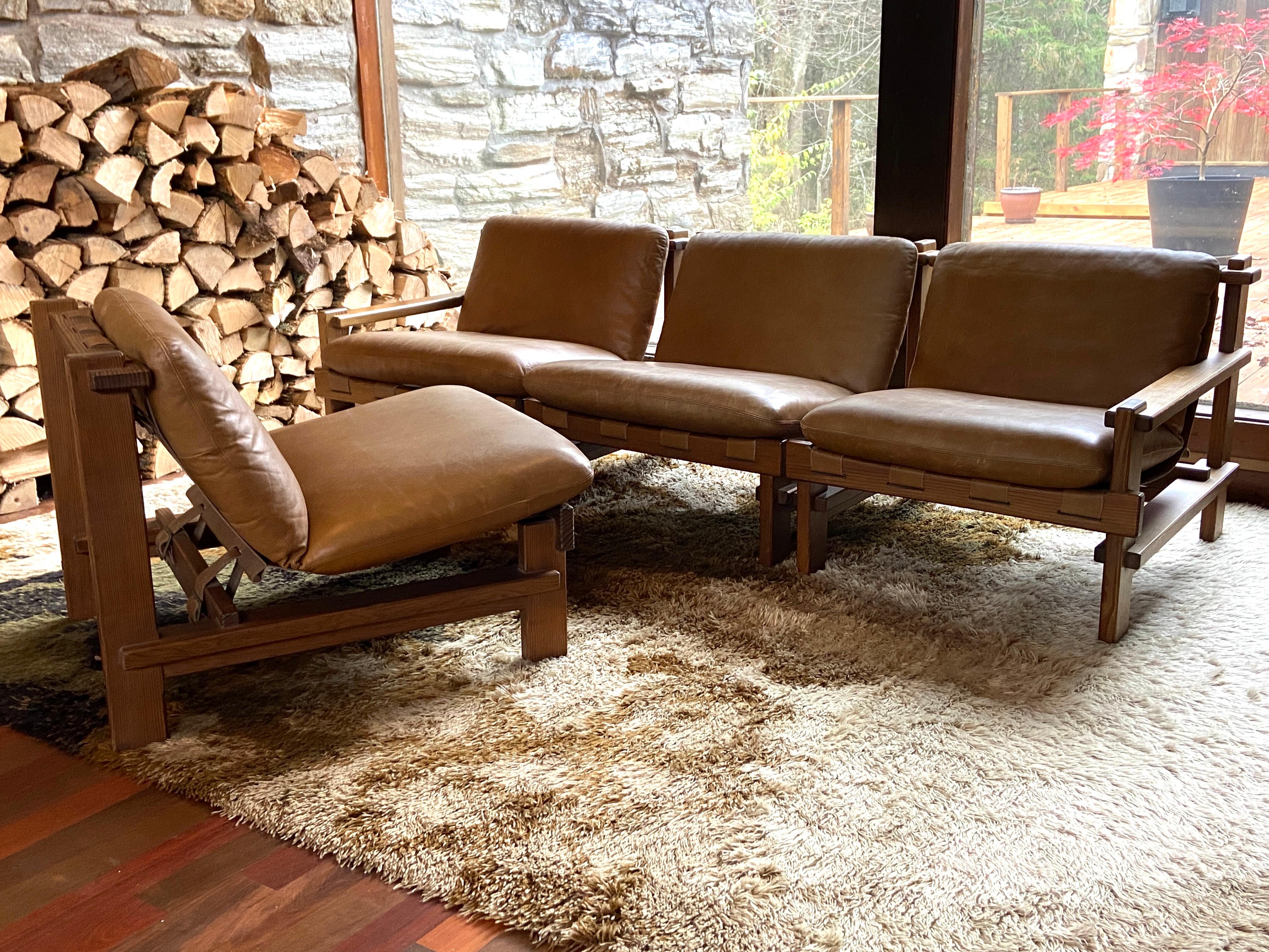 Ensemble de quatre chaises longues en pin brutaliste et cuir Carl Straub - canapé sectionnel en vente 9