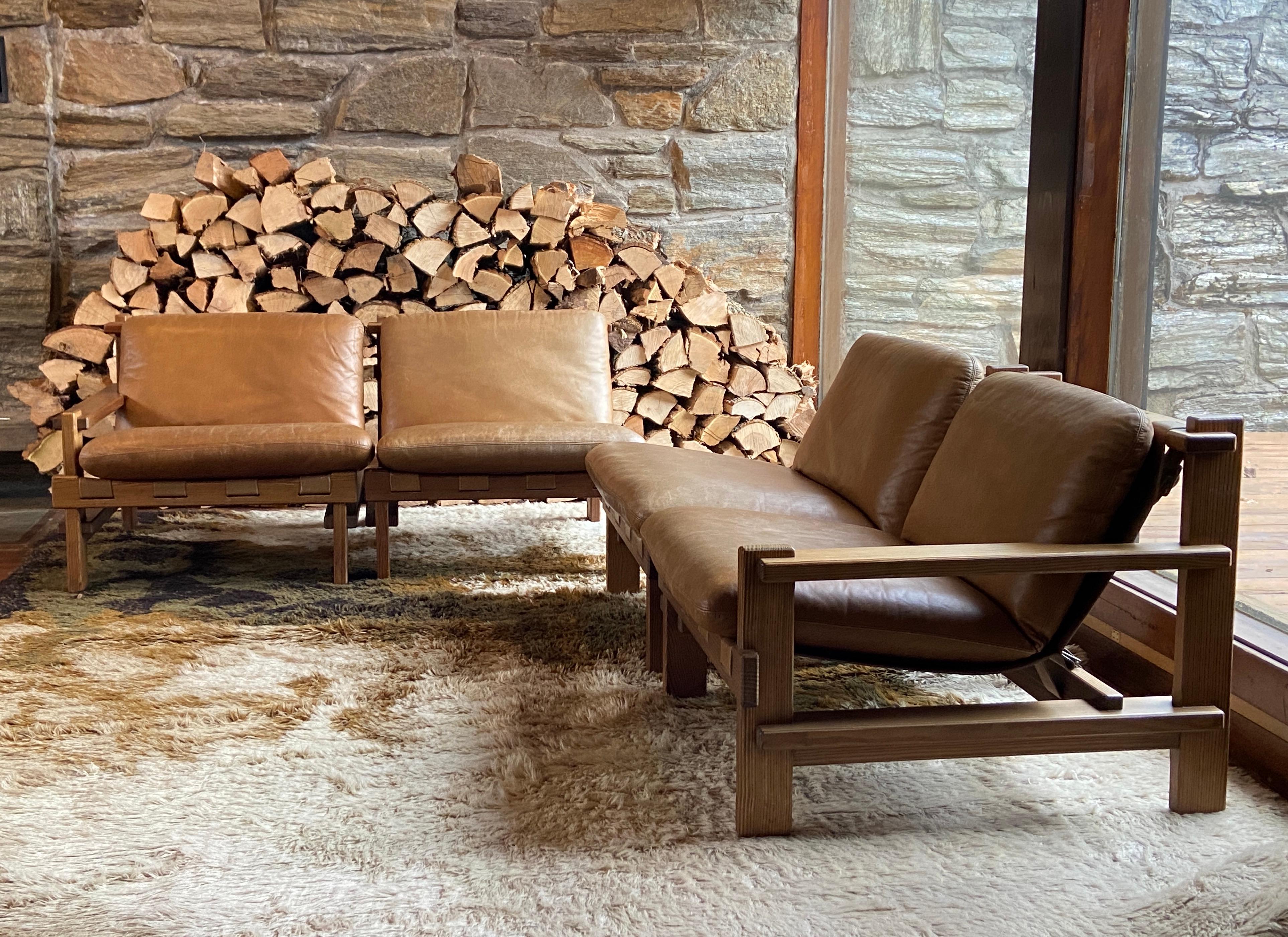 Allemand Ensemble de quatre chaises longues en pin brutaliste et cuir Carl Straub - canapé sectionnel en vente