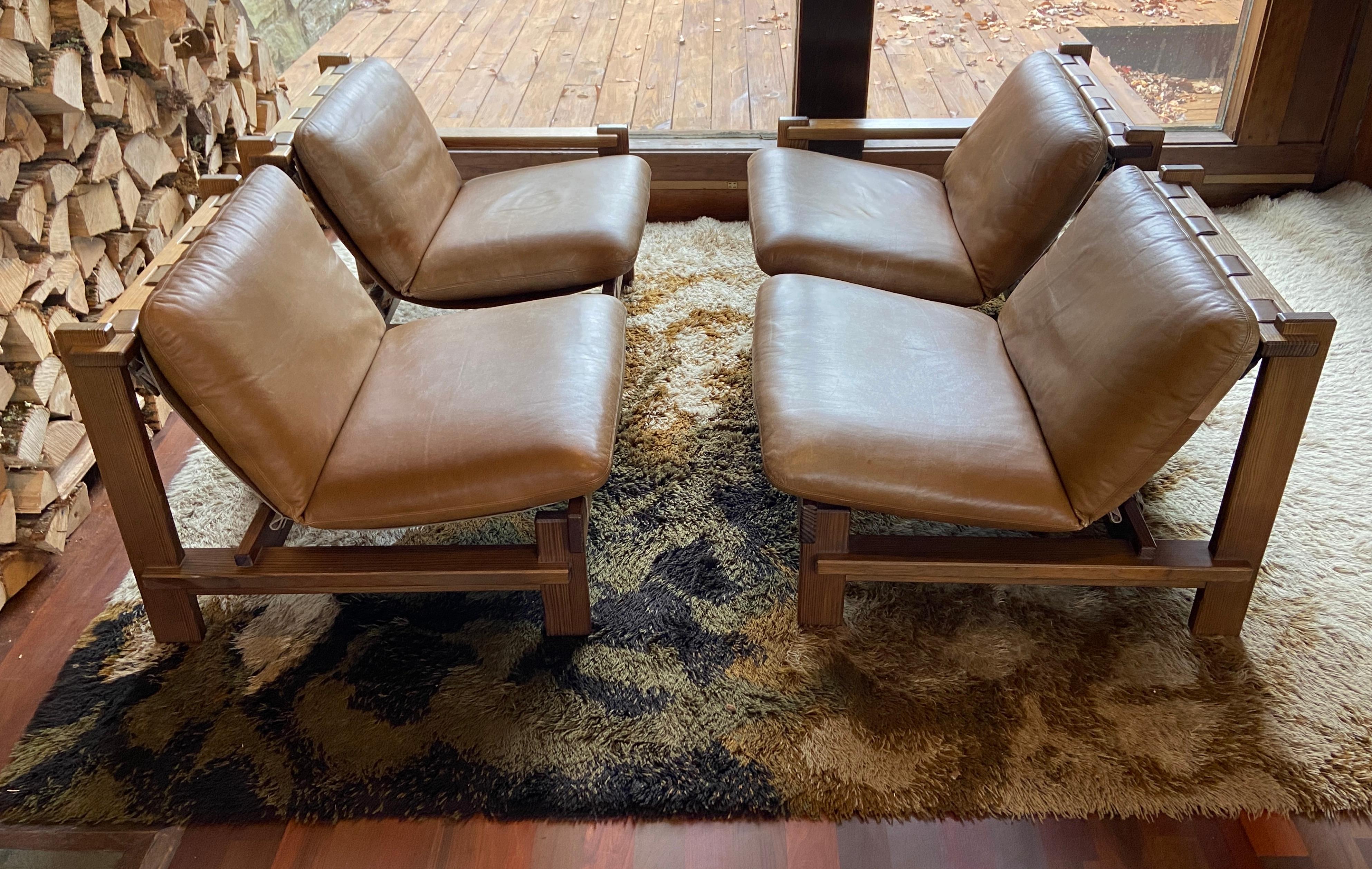 Cuir Ensemble de quatre chaises longues en pin brutaliste et cuir Carl Straub - canapé sectionnel en vente