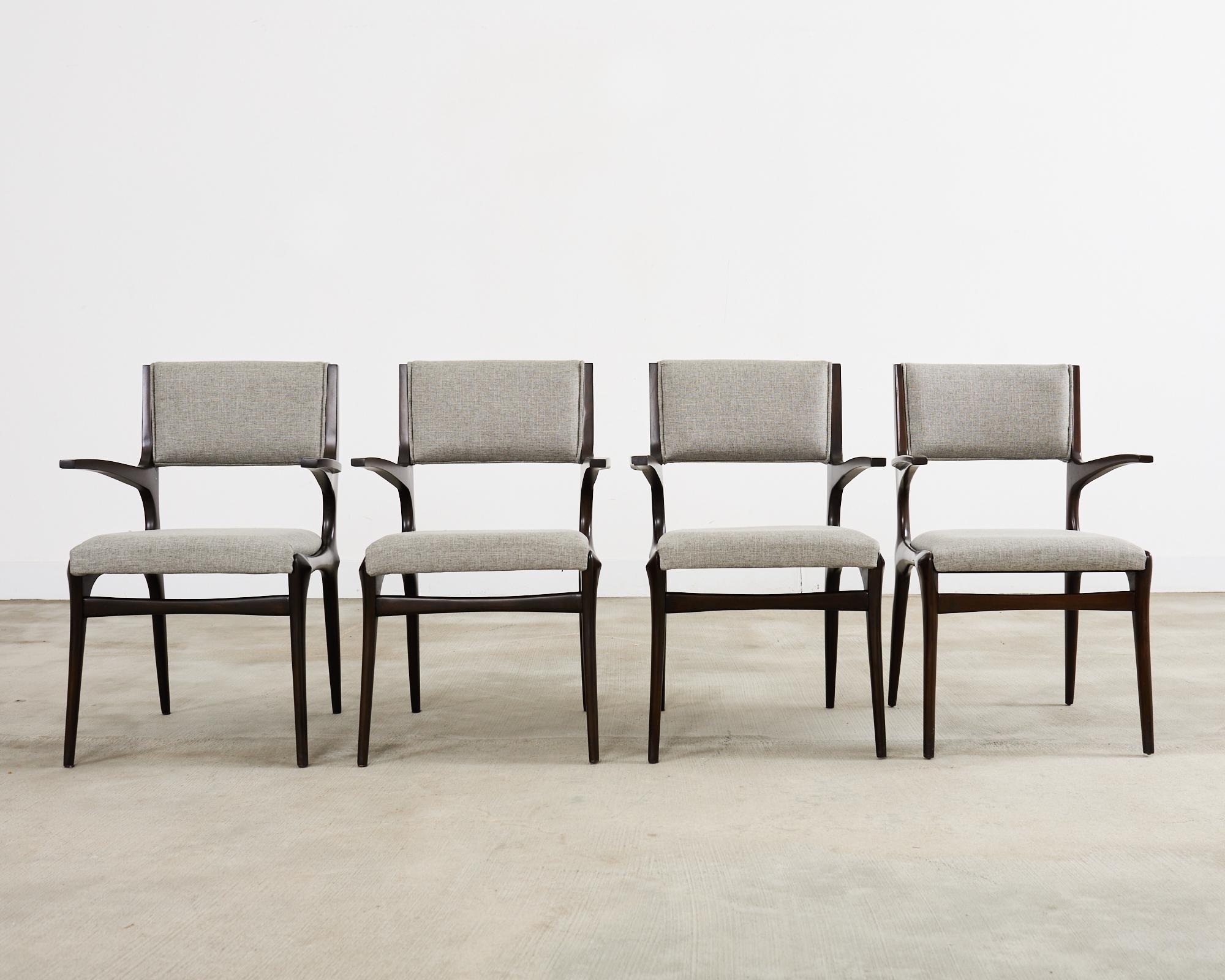 Mid-Century moderno Set di quattro poltrone da pranzo in noce Carlo De Carli in vendita