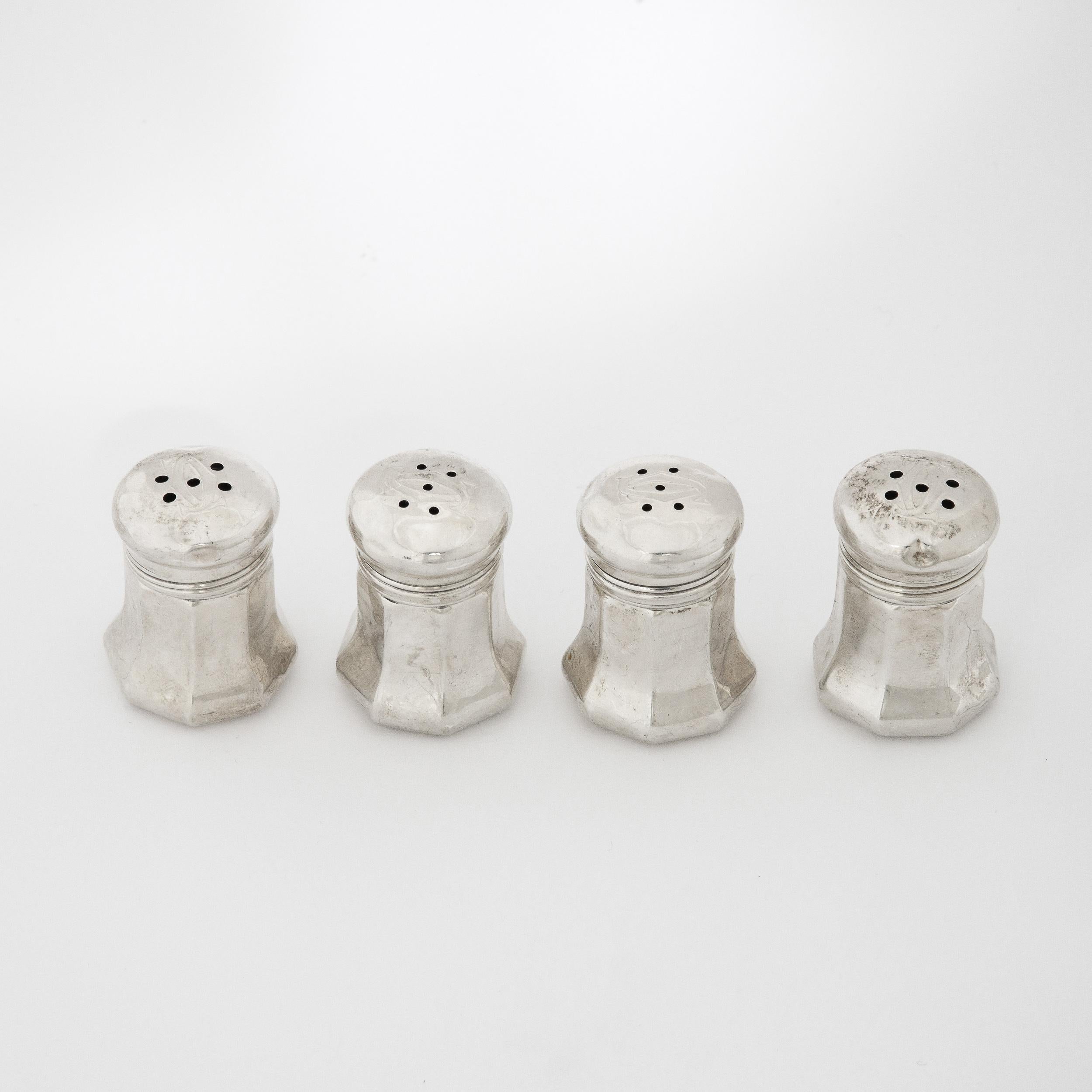 Hammered Set of Four Cartier Art Deco Sterling Silver Salt Shakers France, 20th Century  For Sale