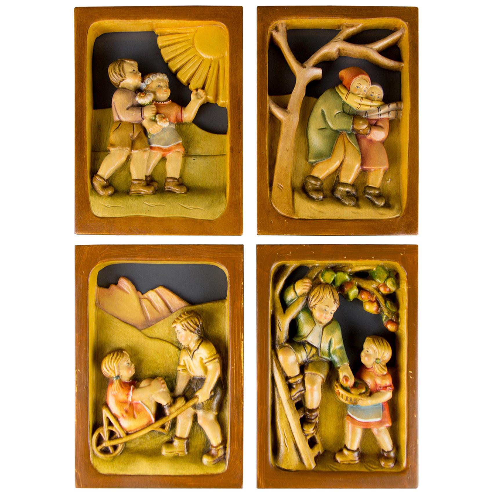 Set aus vier geschnitzten Holzbildern Vier Jahreszeiten im Angebot